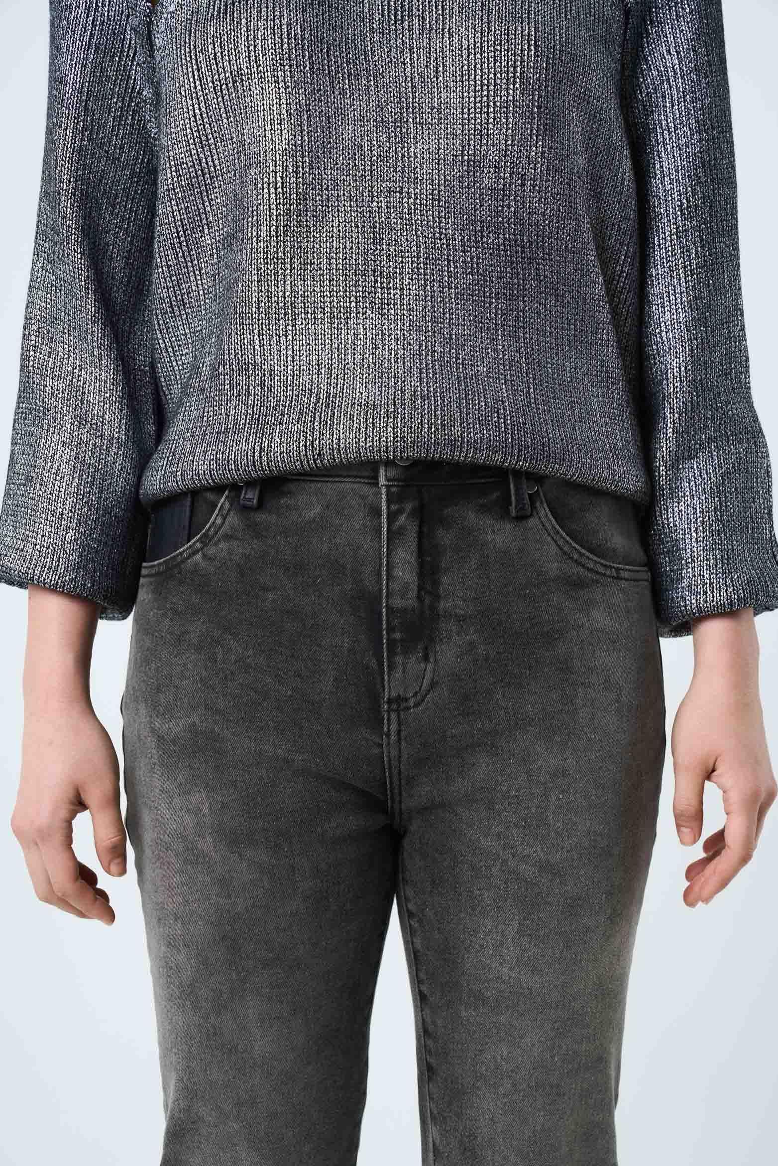 Jean grey silueta mom fit de algodón para mujer detalles cuero gris-5