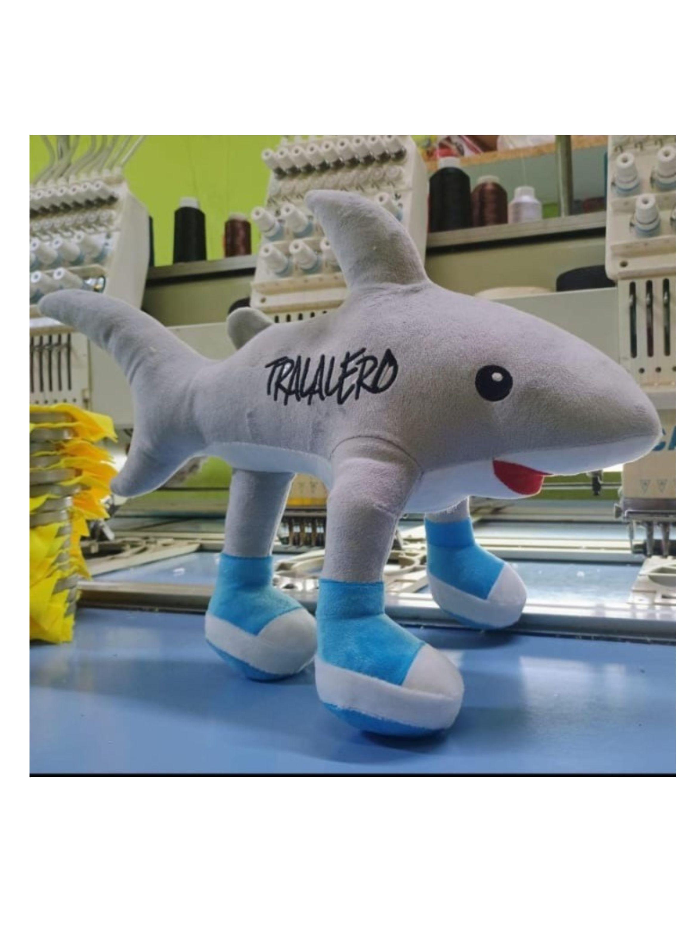 JUGUETE DE PELUCHE TIBURON CON ZAPATO TRALALERO TRALALA 43X30 CM-2