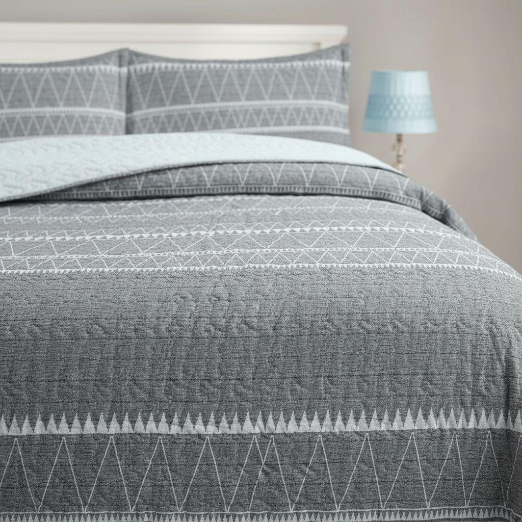 Cubrecama Quilt Sherpa 2pl - Varios Modelos W.m G Gris Y Blanco. Líneas Y Figuras Triangulares-2