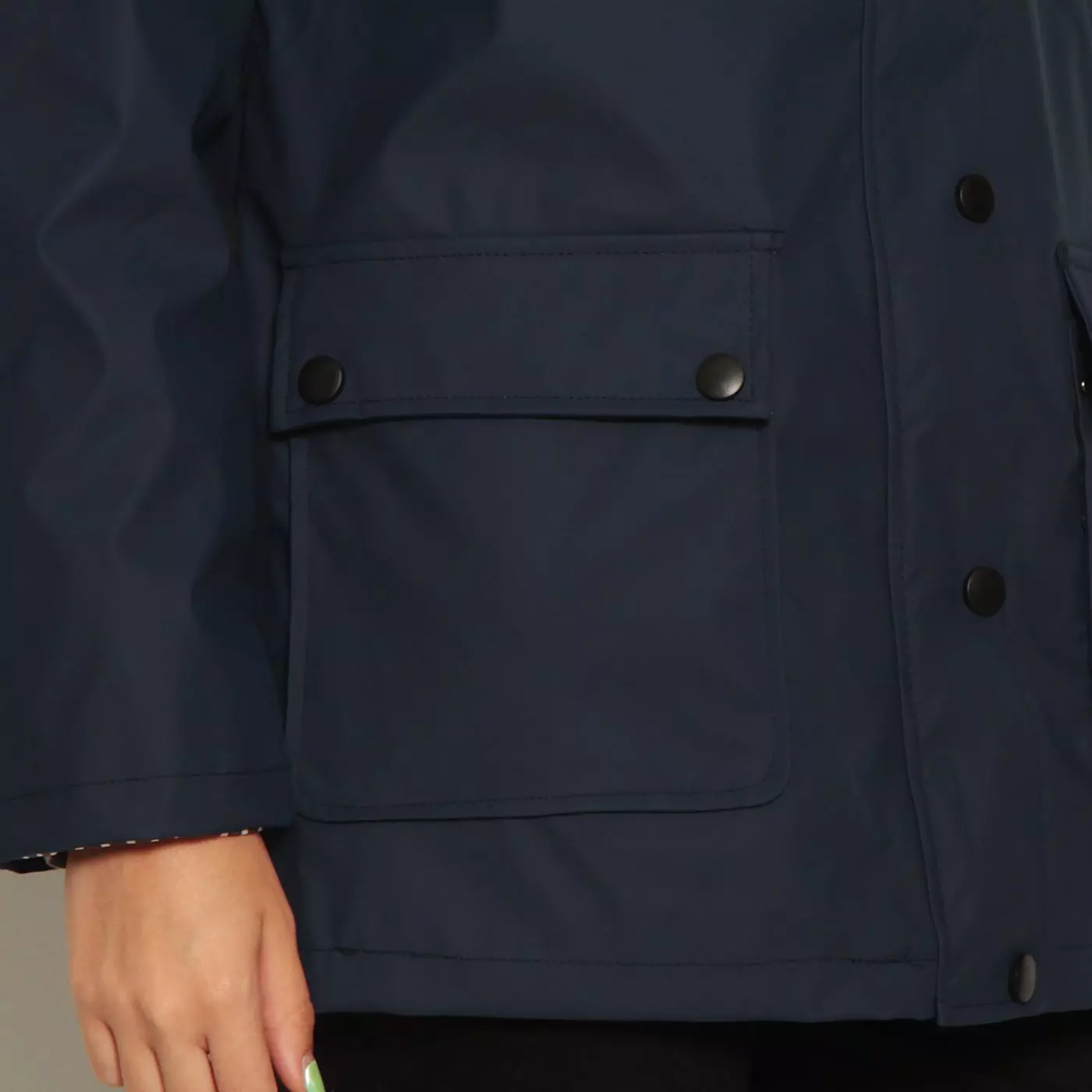 Chaqueta Impermeable Con Capucha Y Bolsillos-2