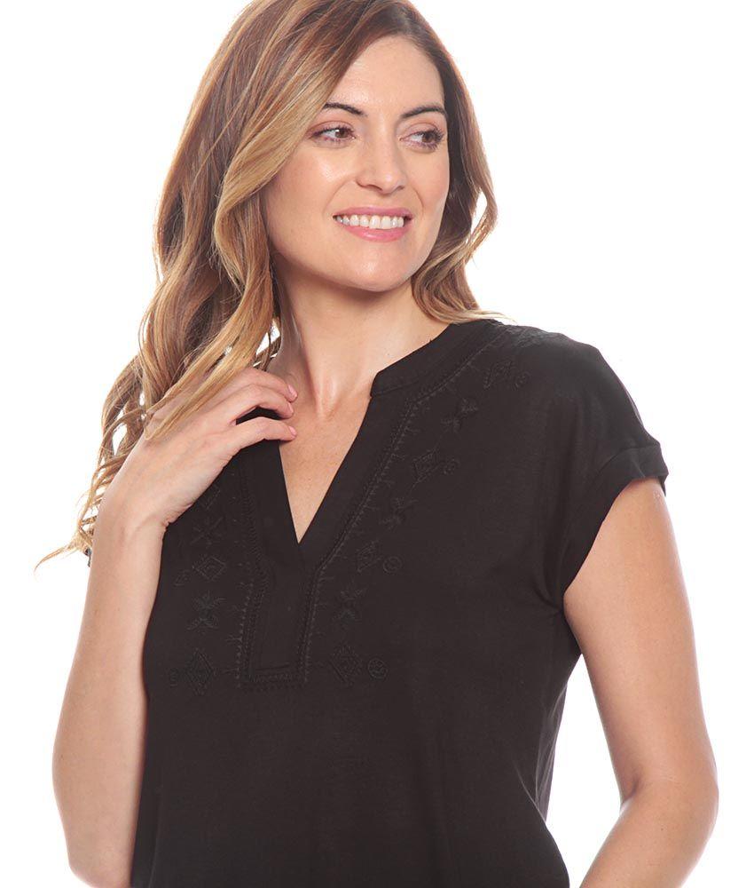 POLERA CON BORDADO EN DELANTERO MANGA CORTA-0