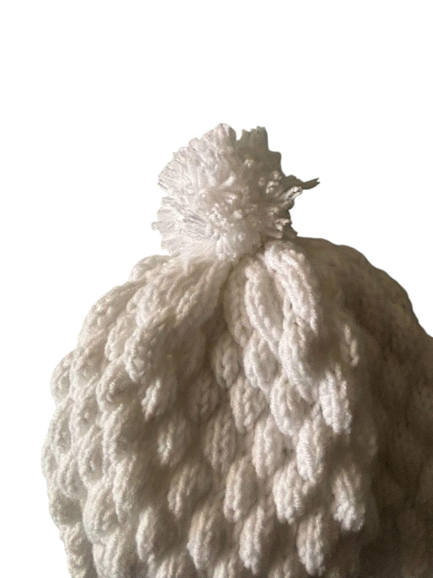 GORRO BLANCO PARA BEBE TEJIDO A MANO DISEÑO EXCLUSIVO-2