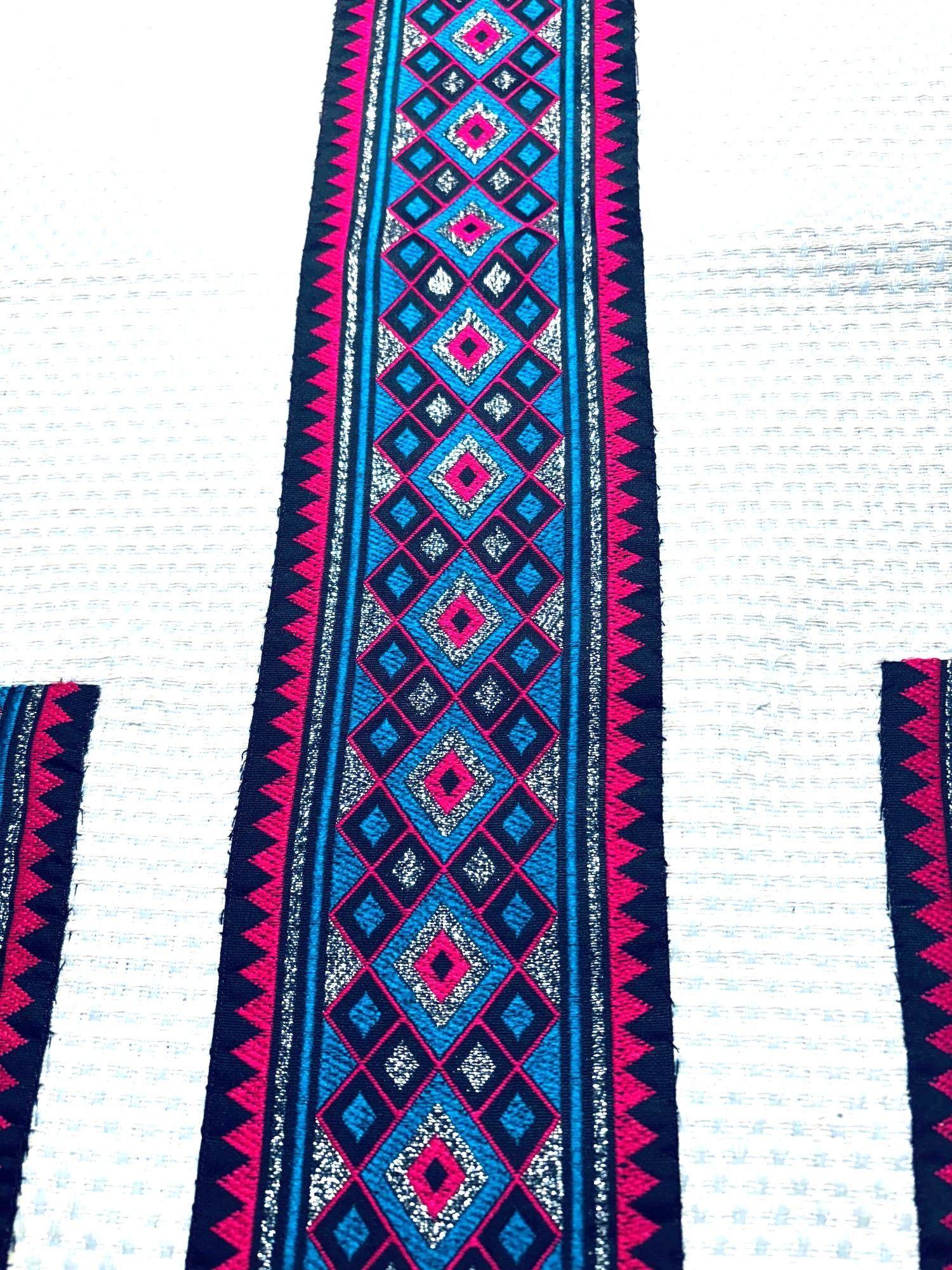 CAMINO DE MESA CON APLICACIÓN DE PASAMANERÍA EN TONOS FUCSIA Y TURQUESA-2