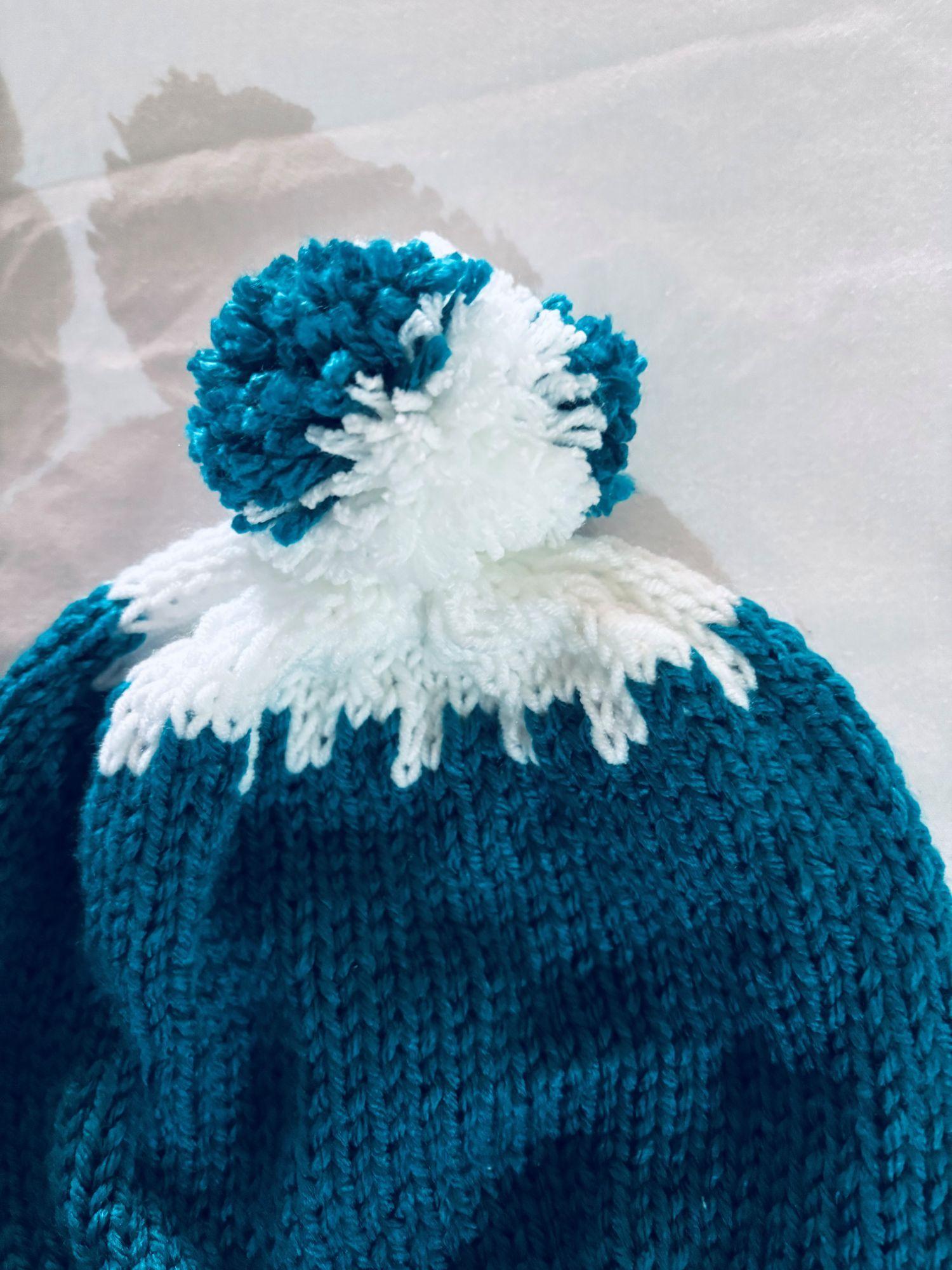 gorro tejido a mano petróleo y blanco tejido a mano diseño exclusivo-2