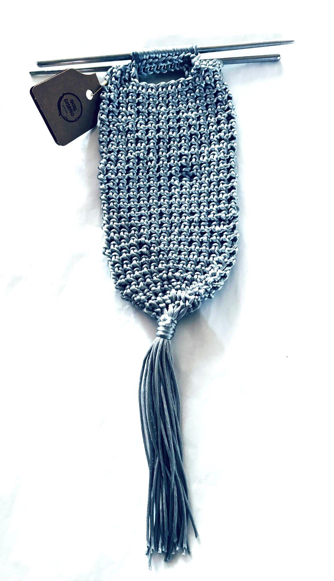 cartera tejida a crochet en tono plateado.  Diseño exclusivo.  -0
