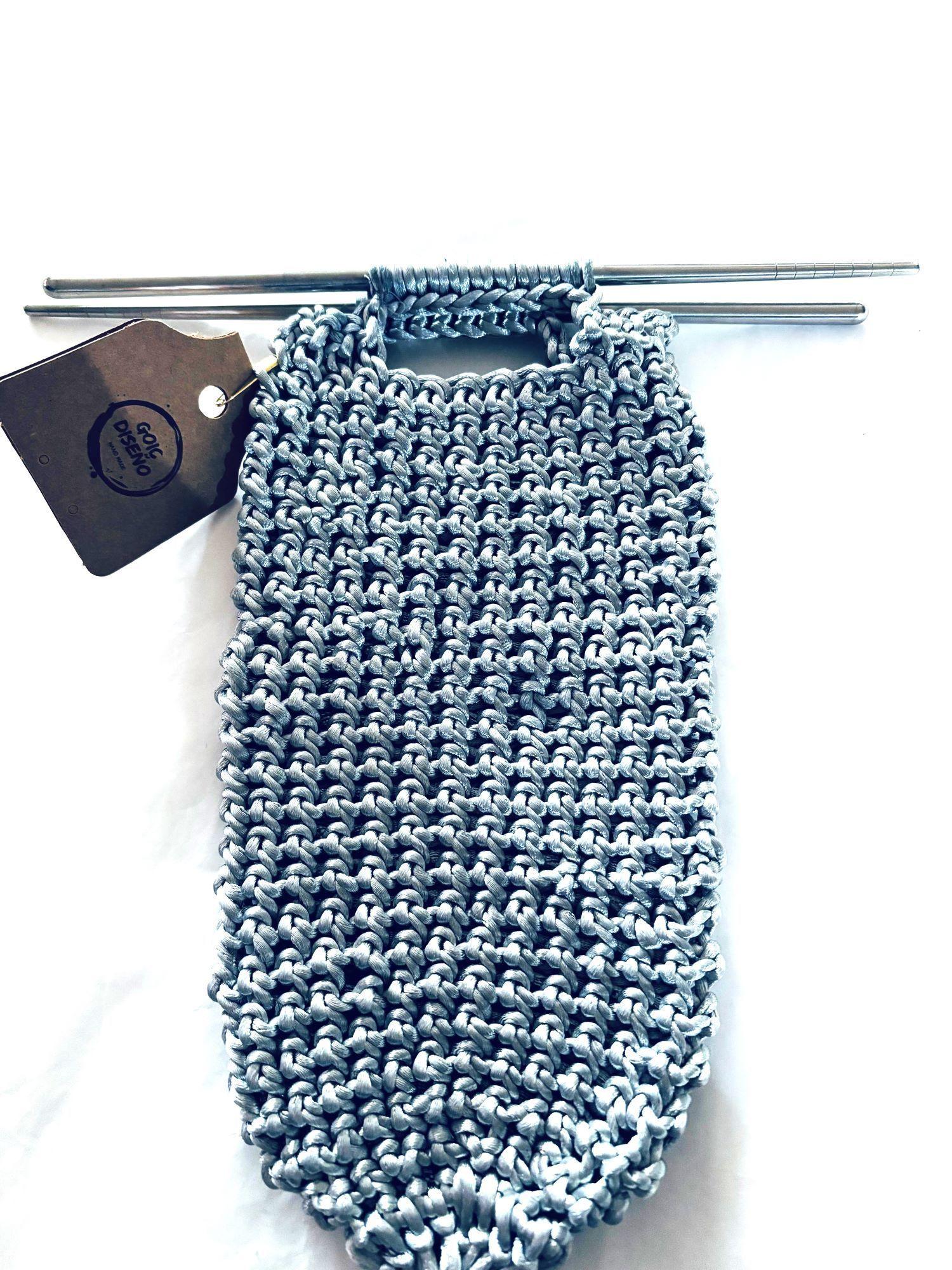 cartera tejida a crochet en tono plateado.  Diseño exclusivo.  -2