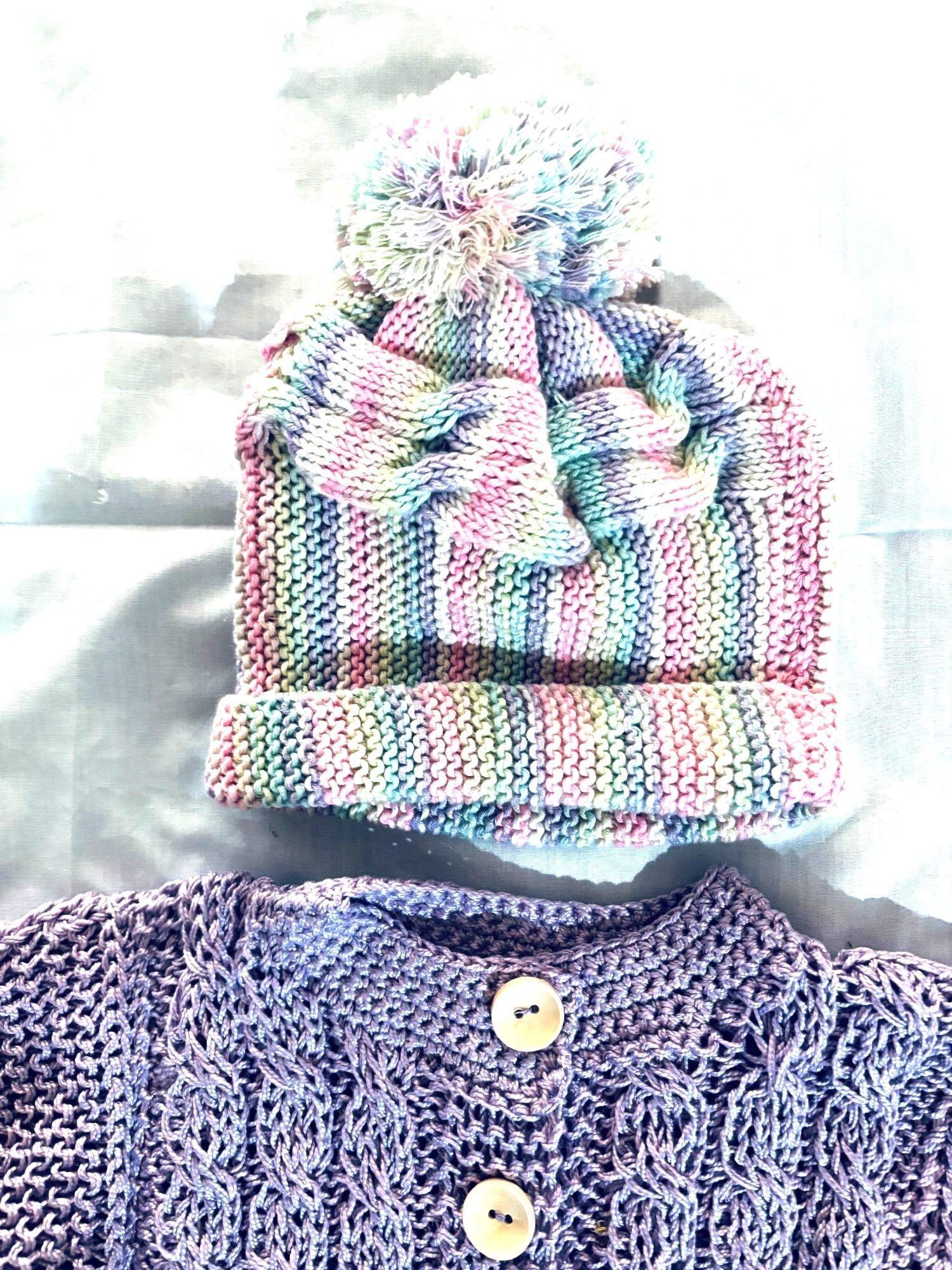 Gorro y chaleco tejido a mano diseño exclusivo-2