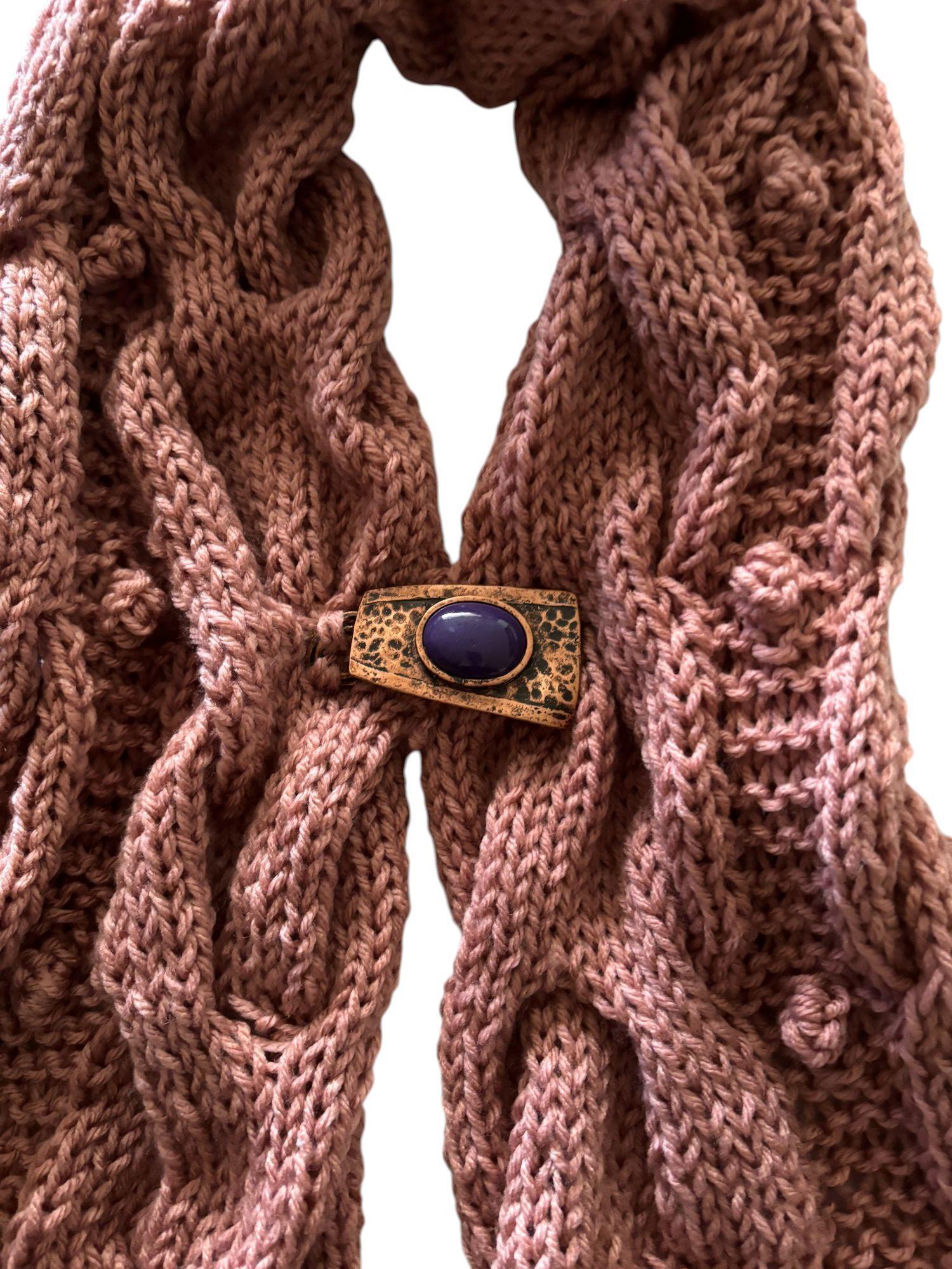 CUELLO TEJIDO A MANO, DISEÑO EXCLUSIVO, CON PRENDEDOR-2
