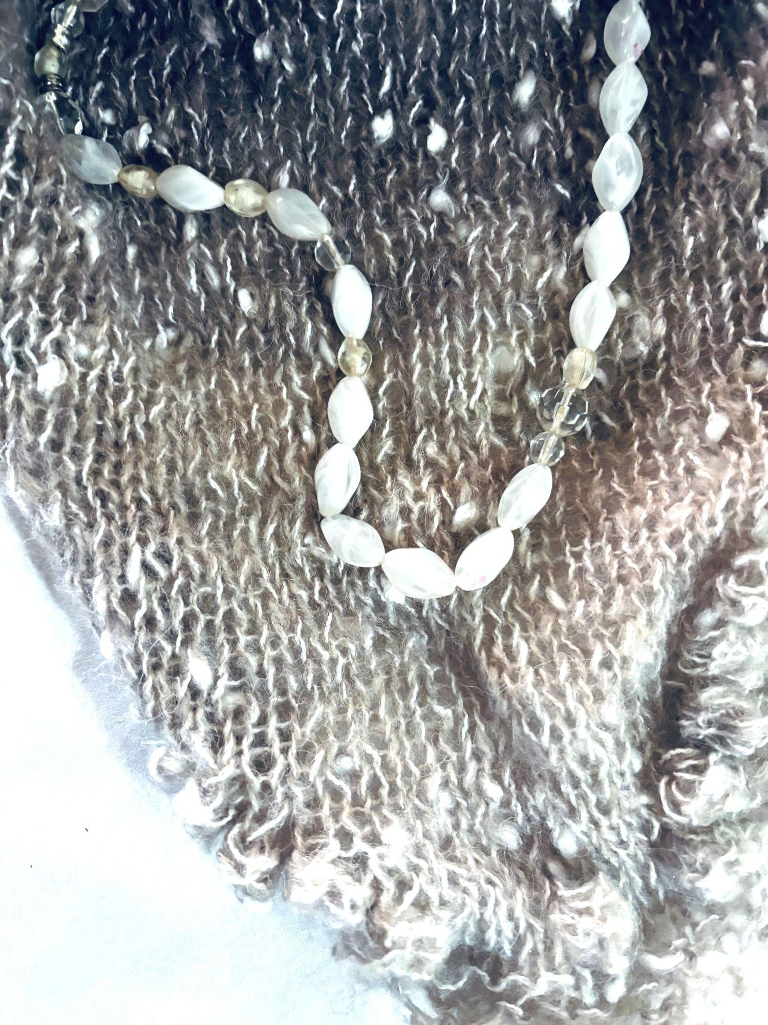 CUELLO TRIANGULAR CON COLLAR HECHO A MANO DISEÑO EXCLUSIVO-2