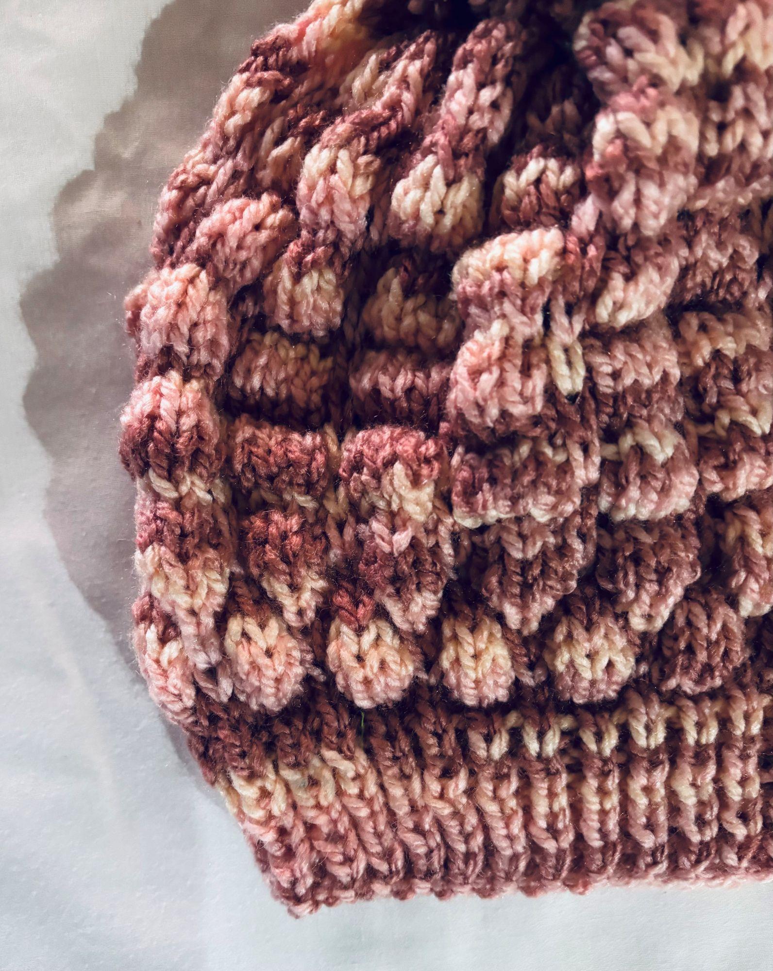 GORRO DE NIÑA TEJIDO A MANO EN PUNTO GLOBODISEÑO EXCLUSIVO CON POMPÓN-2