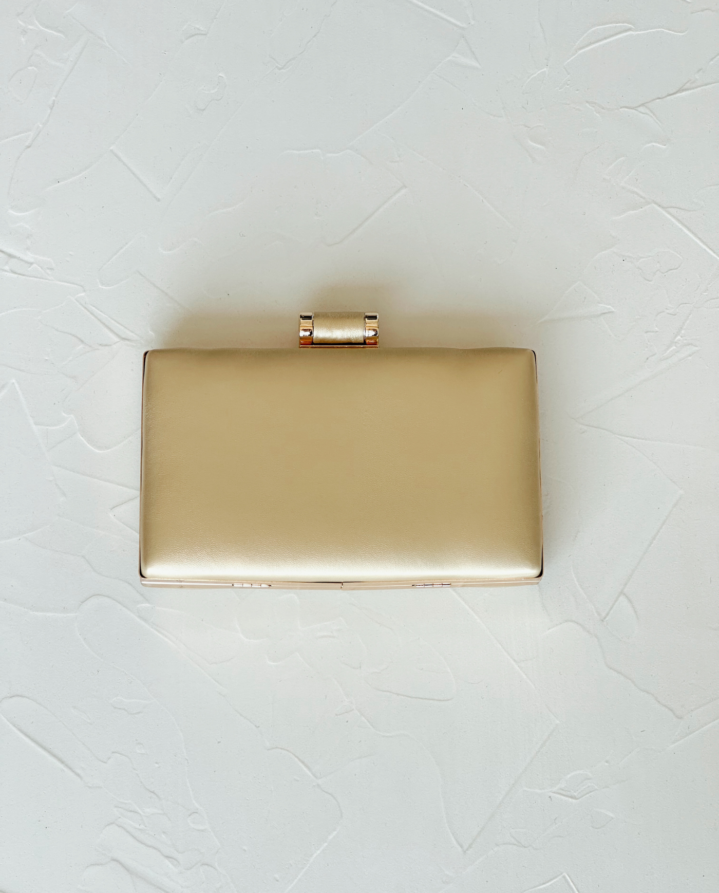 CLUTCH VICTORIA RECTANGULAR CON BROCHE CILINDRICO DORADO-0
