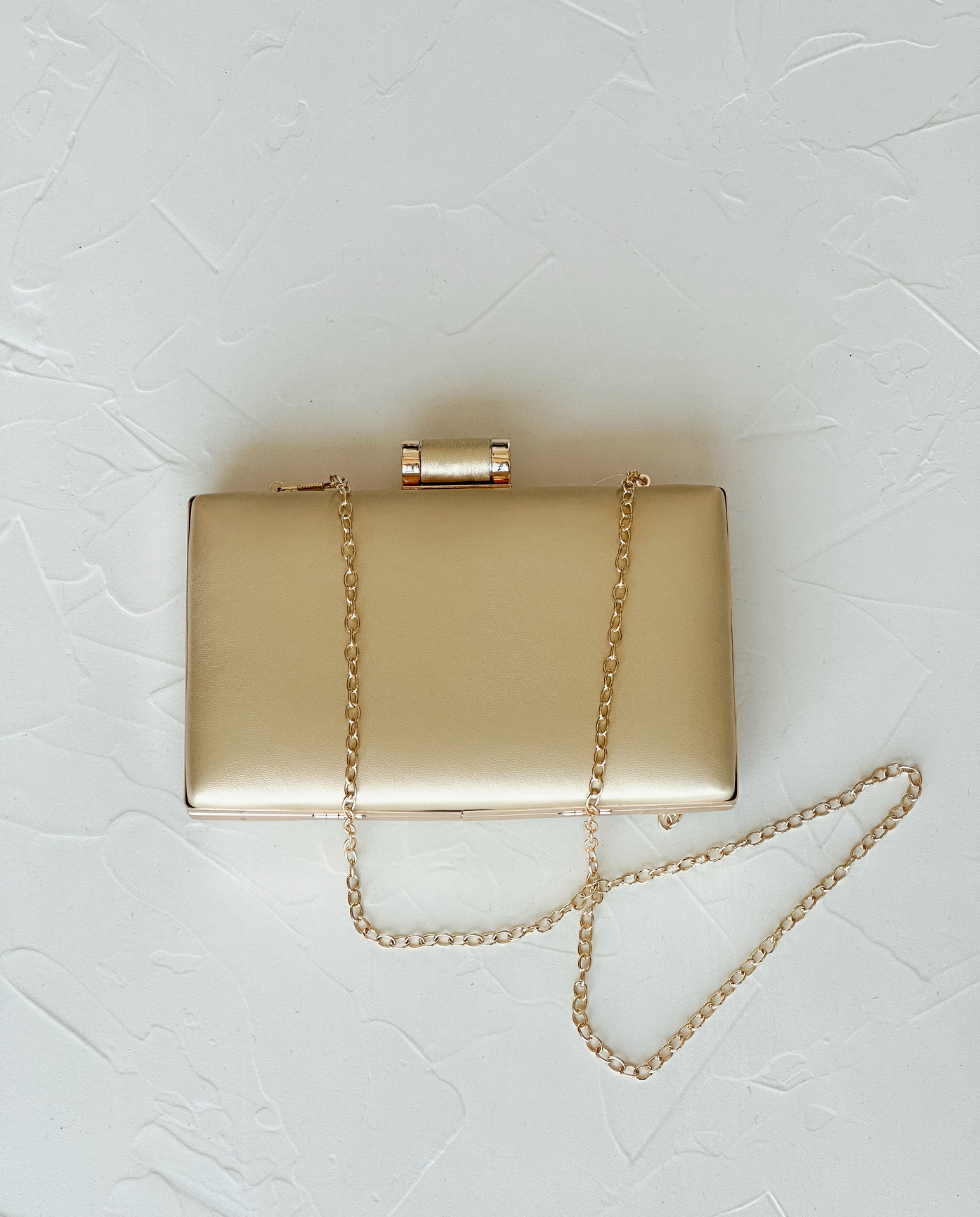 CLUTCH VICTORIA RECTANGULAR CON BROCHE CILINDRICO DORADO-1