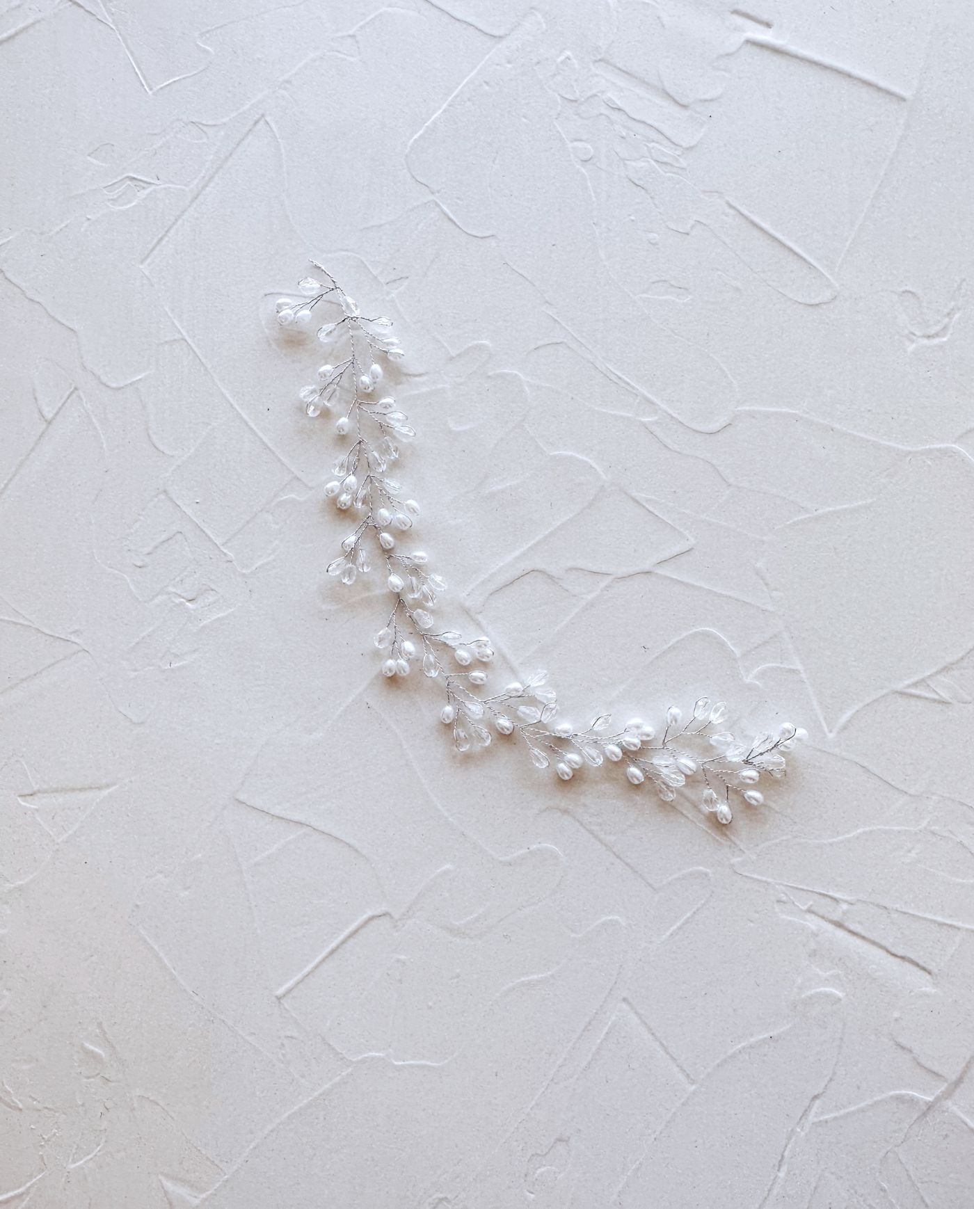 TOCADO DE NOVIA AMPARO PERLAS BLANCAS Y TRANSPARENTES PLATEADO-1