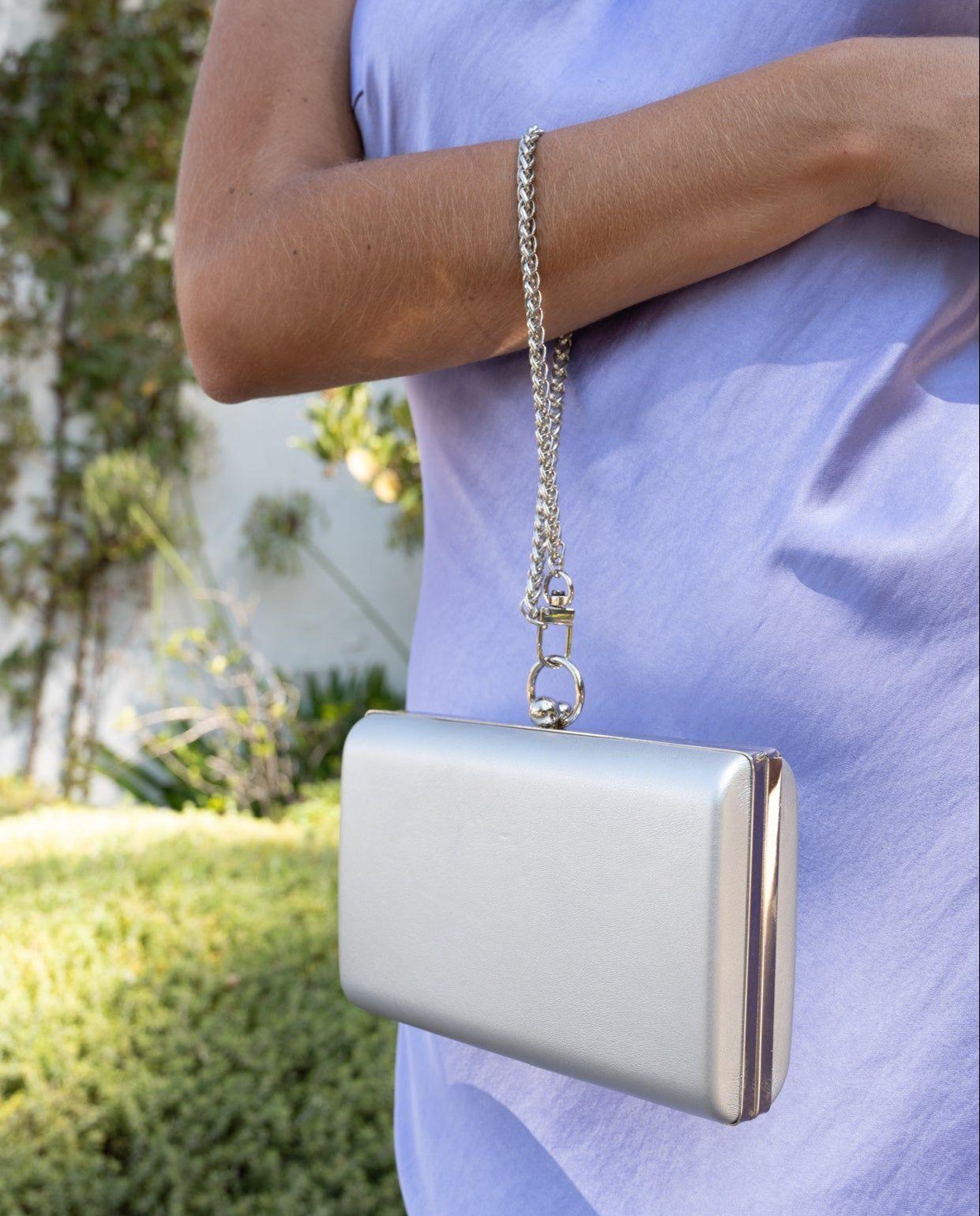 Clutch Lorenza Rectangular Liso Con Broche Anillo Plateado-1