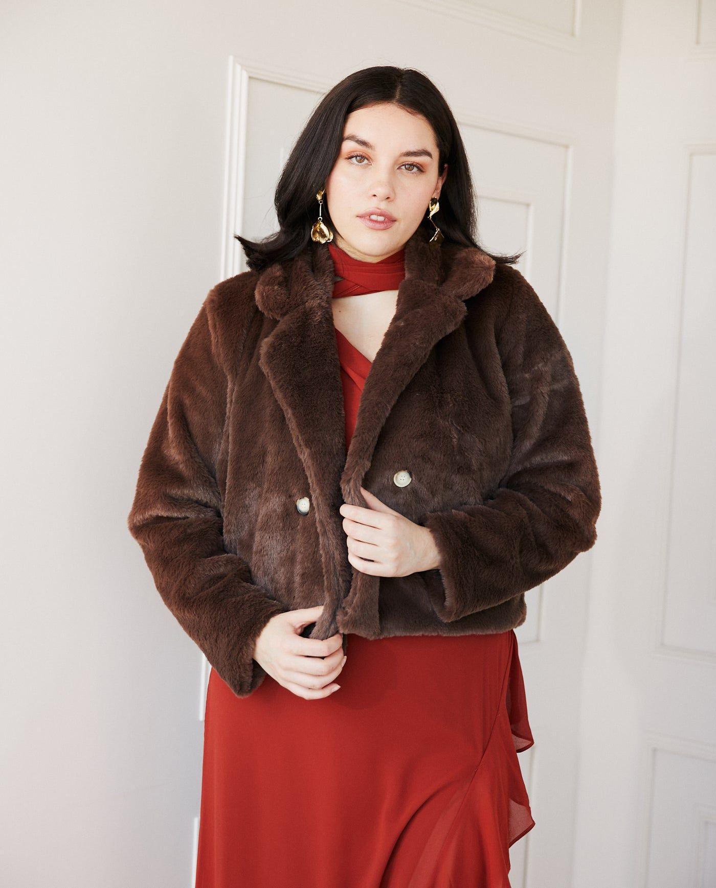 Peludo Renata con Botones Marmoleados Café-2