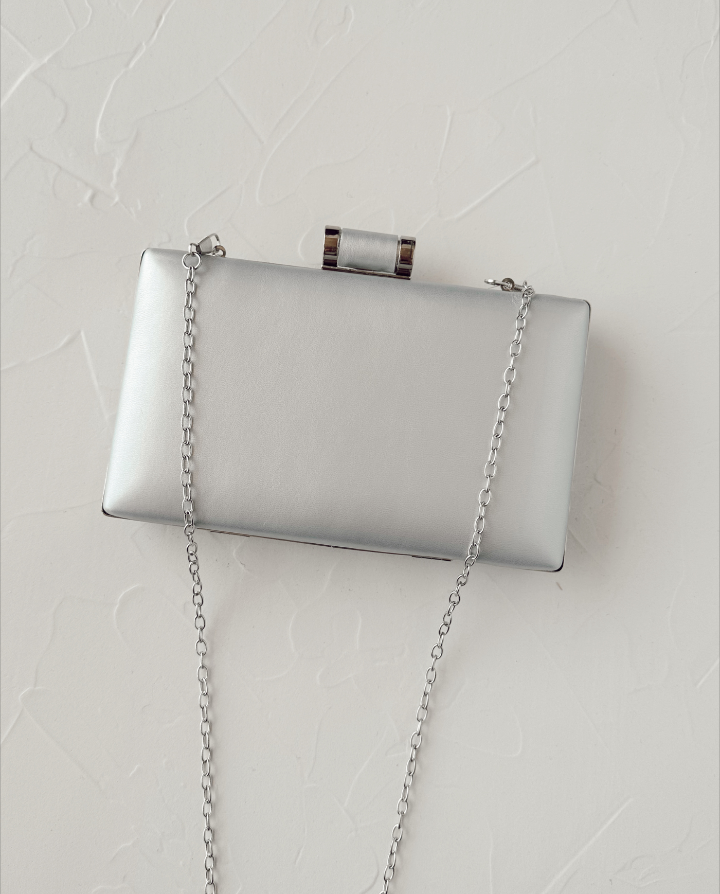 CLUTCH VICTORIA RECTANGULAR CON BROCHE CILINDRICO PLATEADO-0