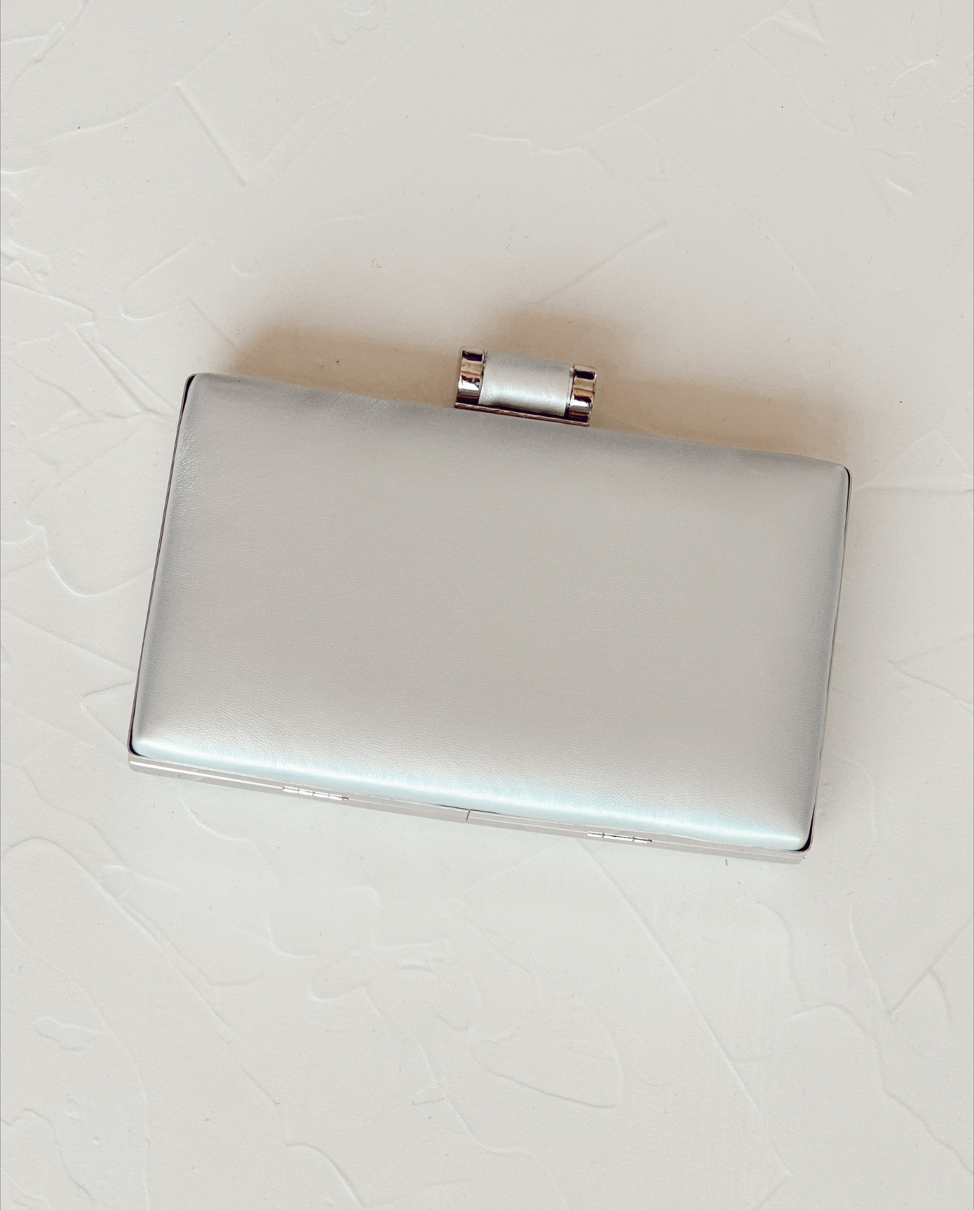 CLUTCH VICTORIA RECTANGULAR CON BROCHE CILINDRICO PLATEADO-2