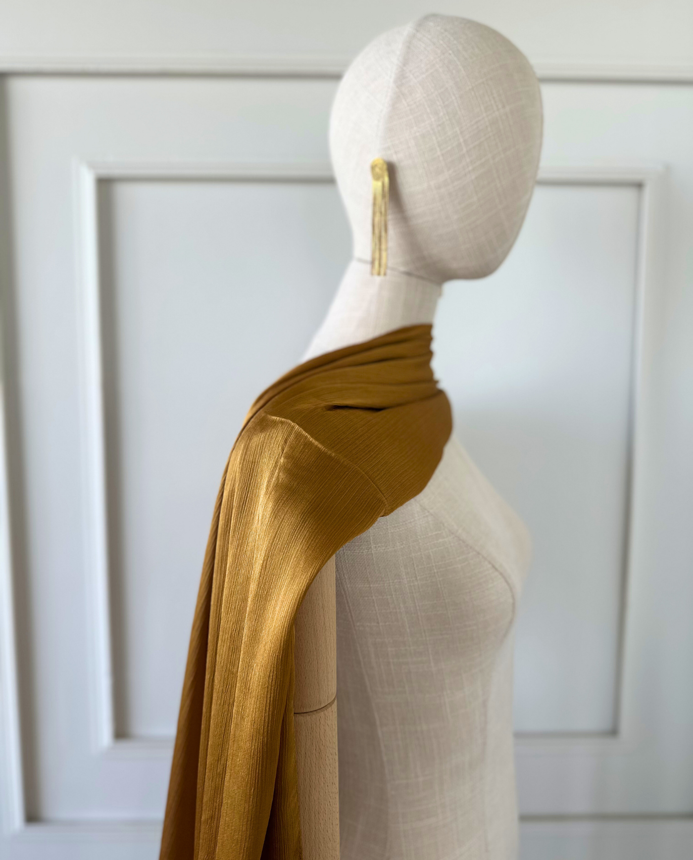 Maxi Pañuelo Antonia de Satín Plisado Mostaza-2