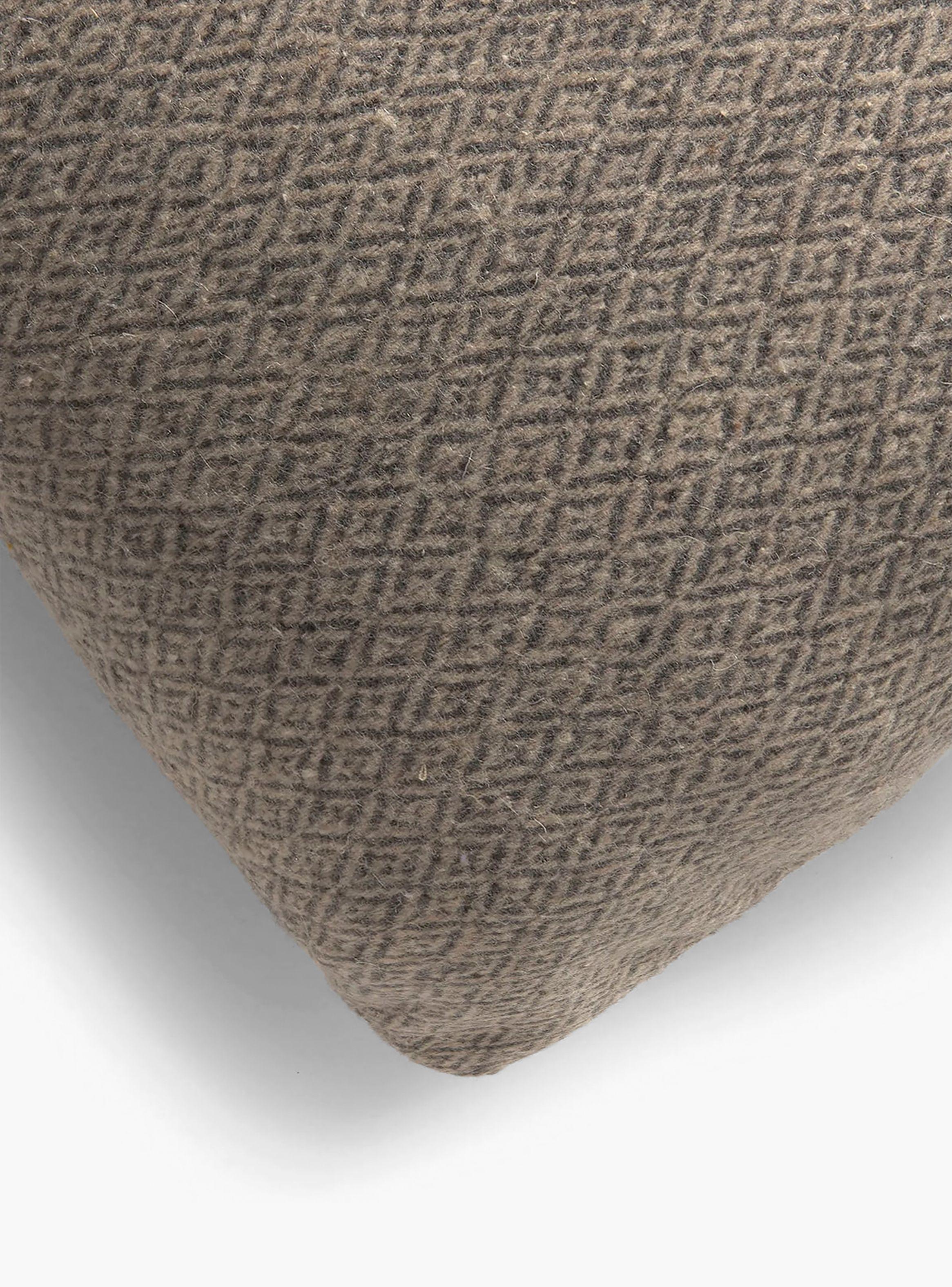 Funda Cojin Montana 30x60 Gris-2