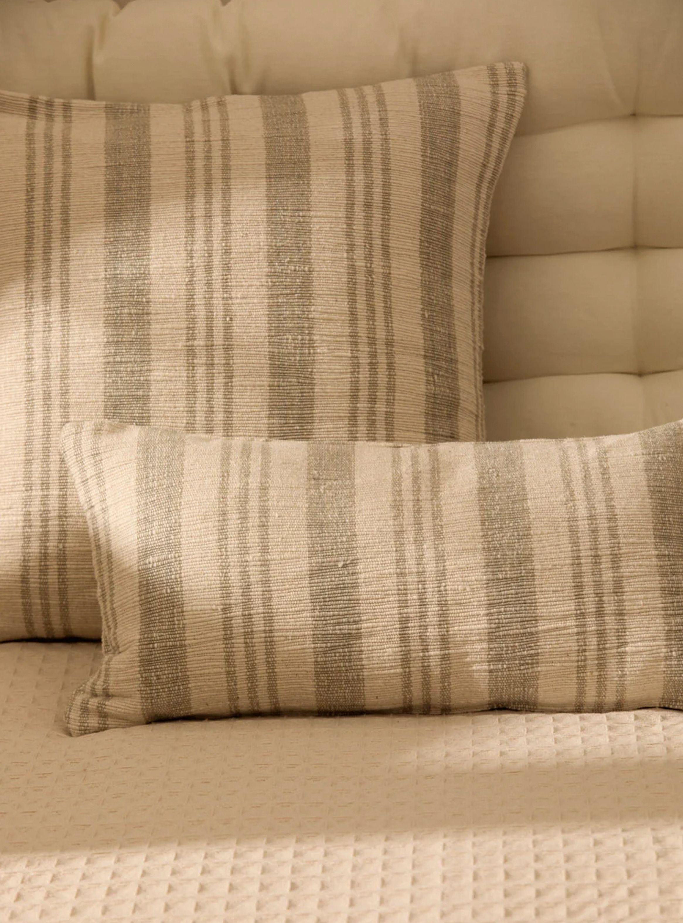 Funda Cojín Bacoli 30x60 Gris-1