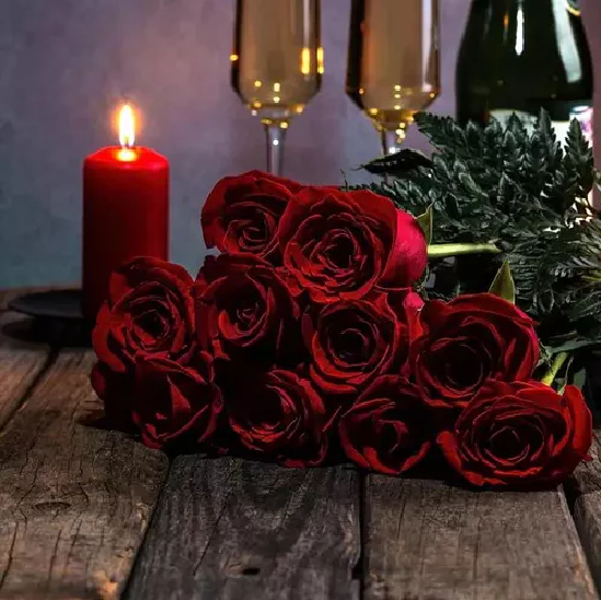 Pack de 12 Rosas Artificiales de Terciopelo en Color Rojo-5