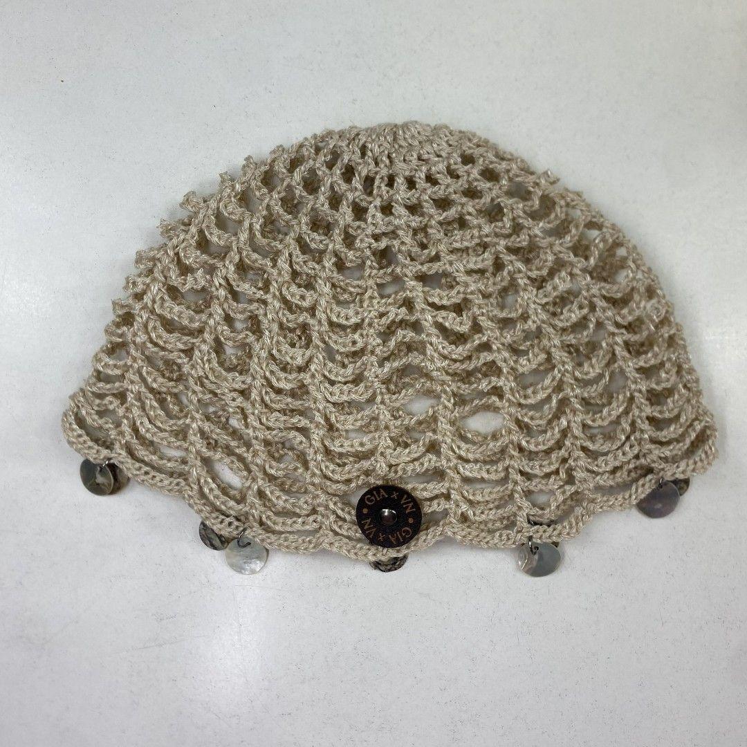 Mesh Hat Casquete Crochet modelo Red color Beige con Aplicaciones de Monedas de concha-2