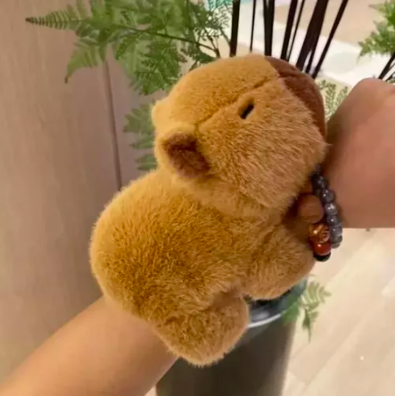Peluche Capibara Abraza Muñeca -3