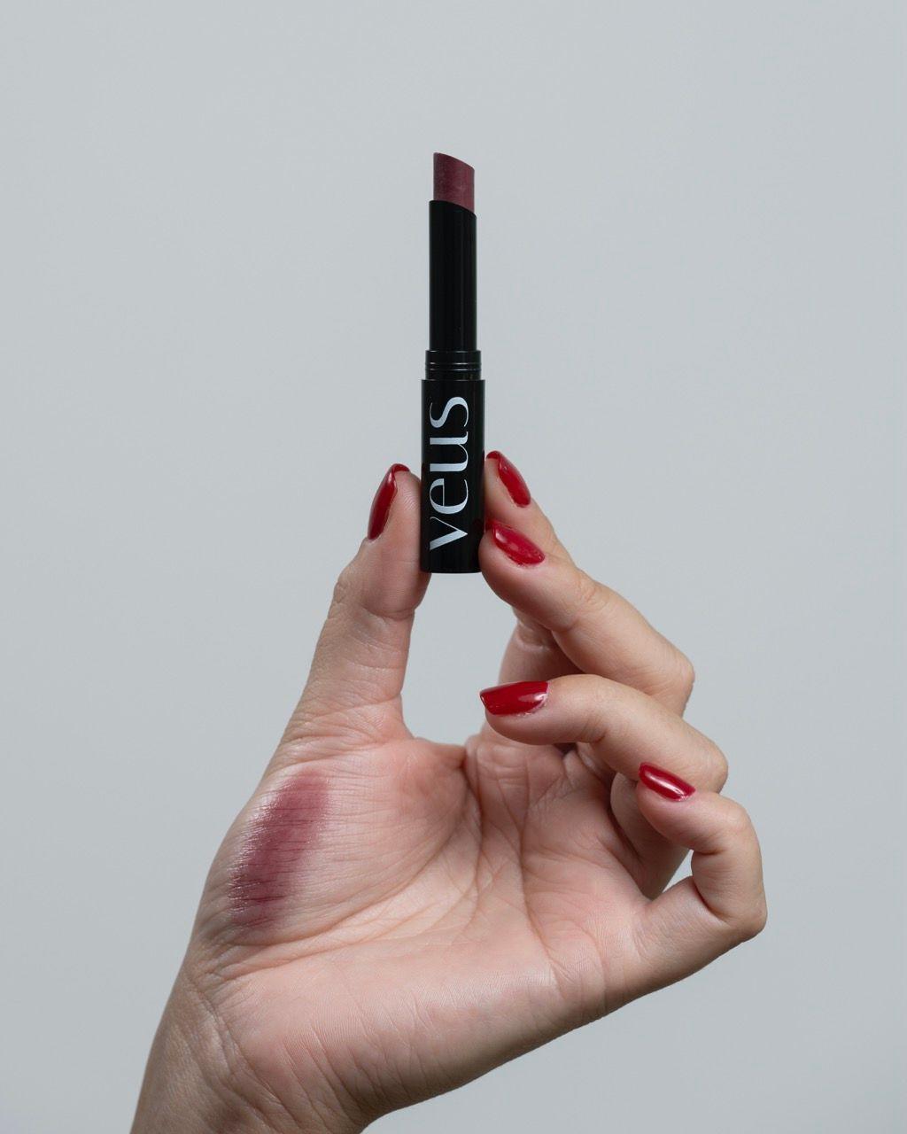 BÁLSAMO DE LABIOS VEUS "THE LIP BALM", TONO: The Wine-3
