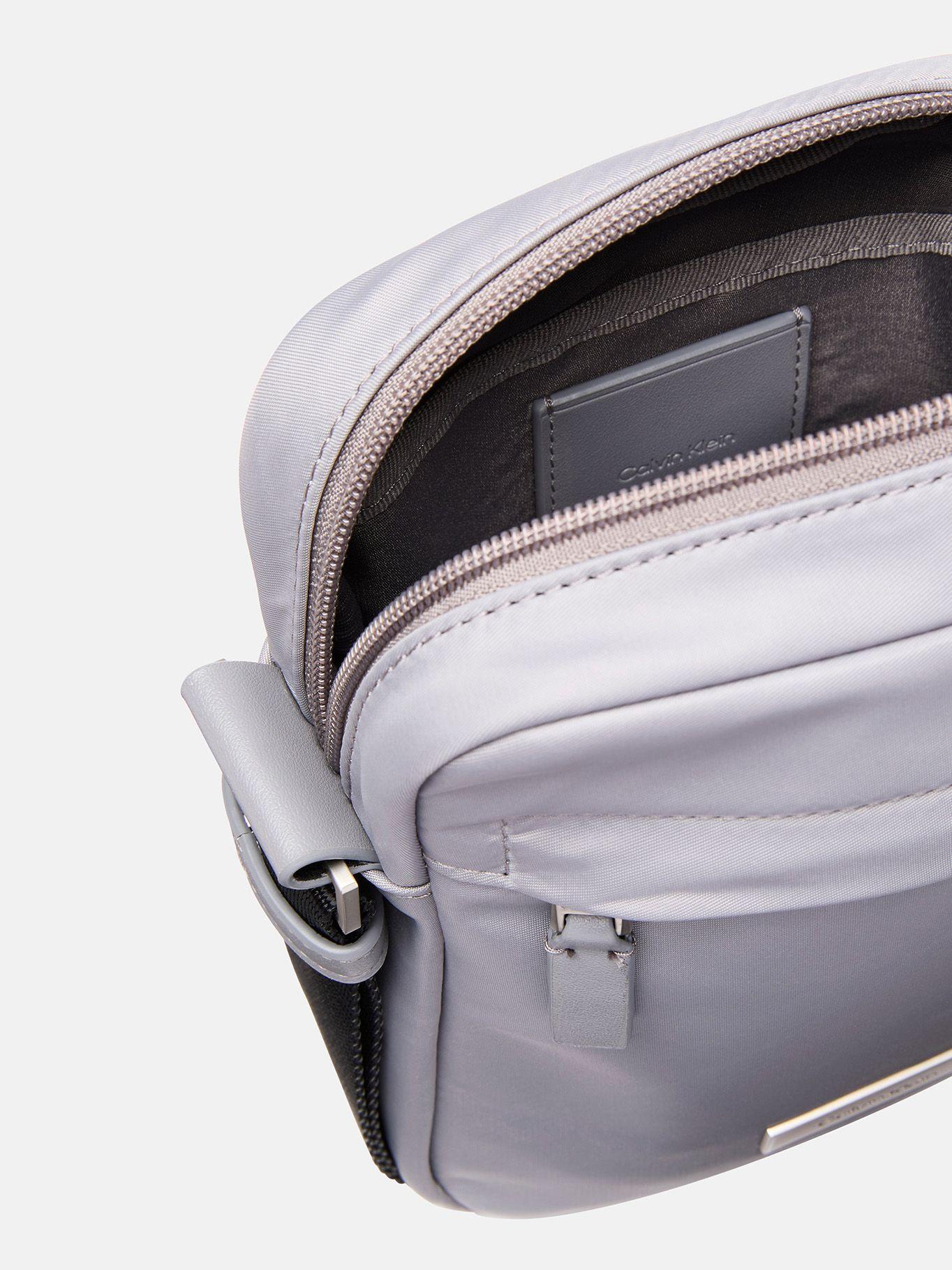Bolso Reporter Sleek Gris Calvin Klein-2