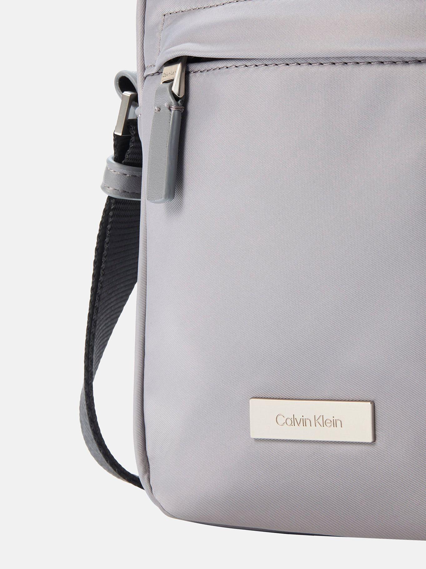 Bolso Reporter Sleek Gris Calvin Klein-3