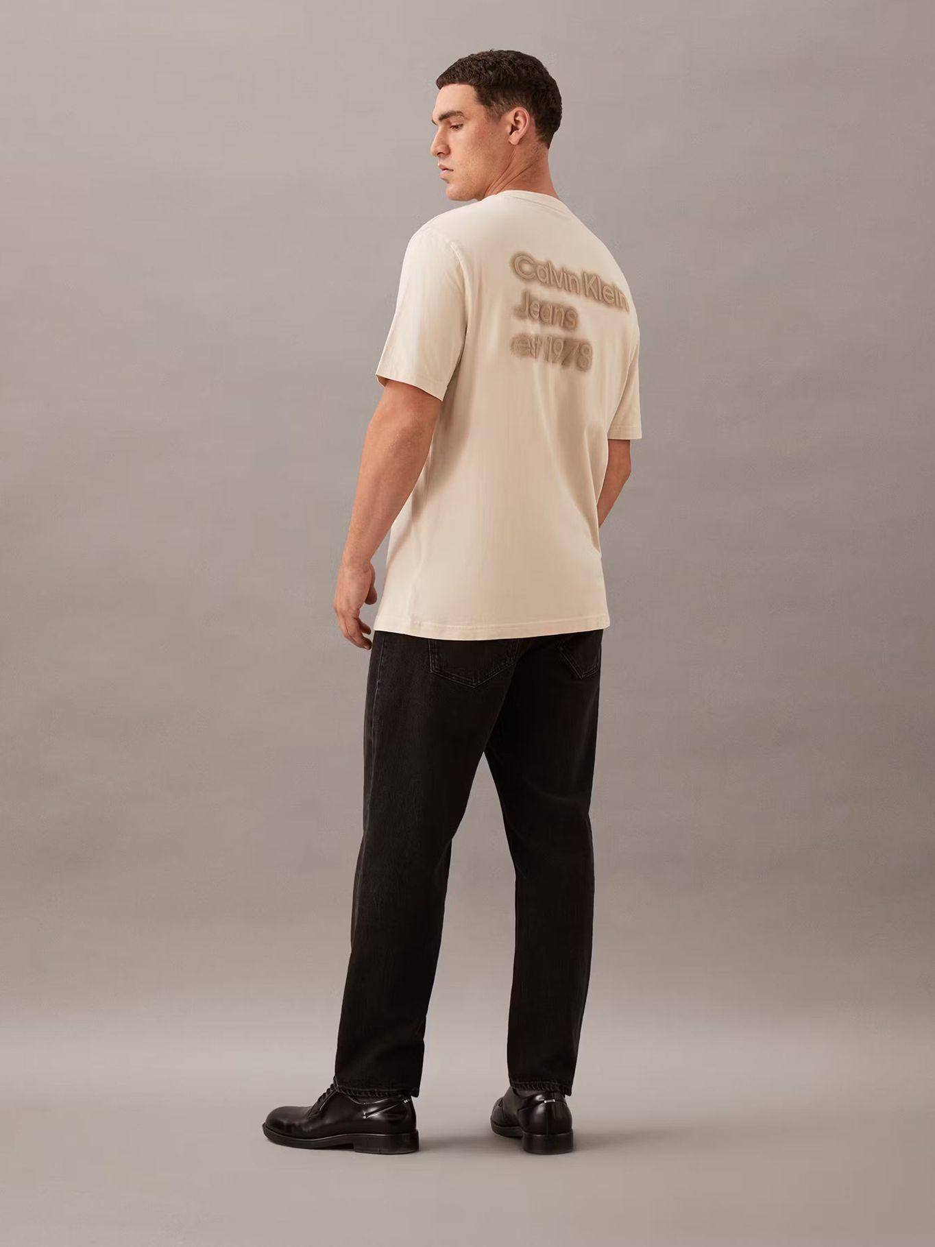 Polera logo la espalda en relieve Beige Calvin Klein-2