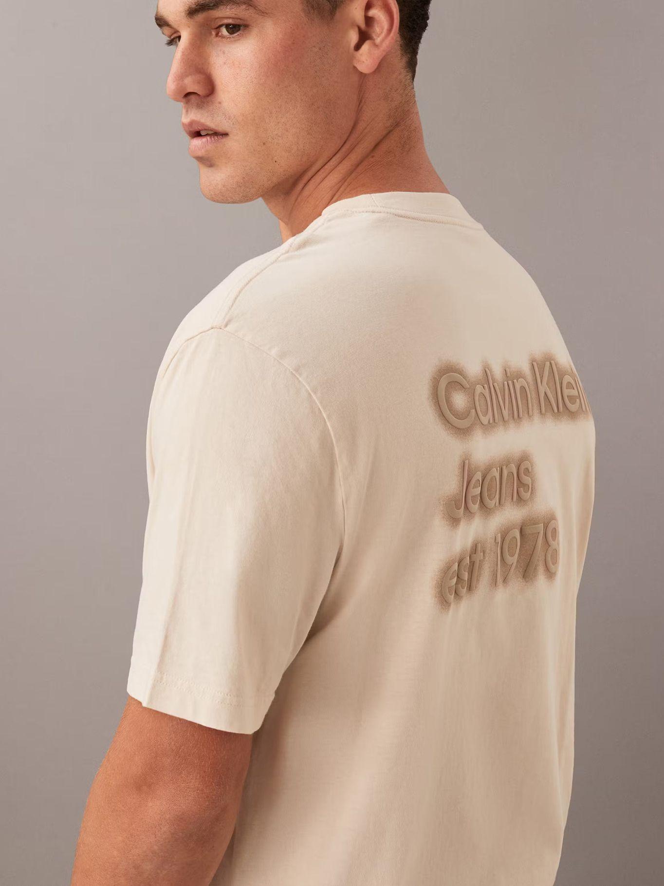 Polera logo la espalda en relieve Beige Calvin Klein-3