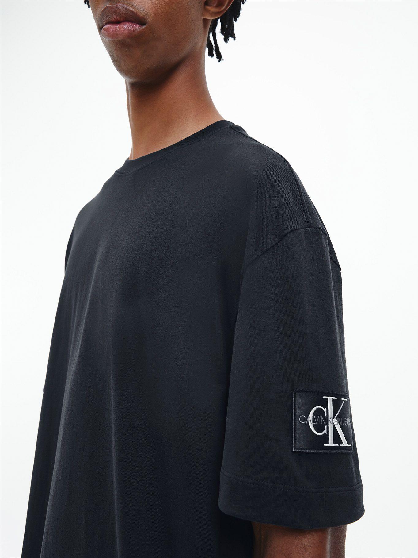Polera Oversized Monogram Badge Negro BEH Calvin Klein-3