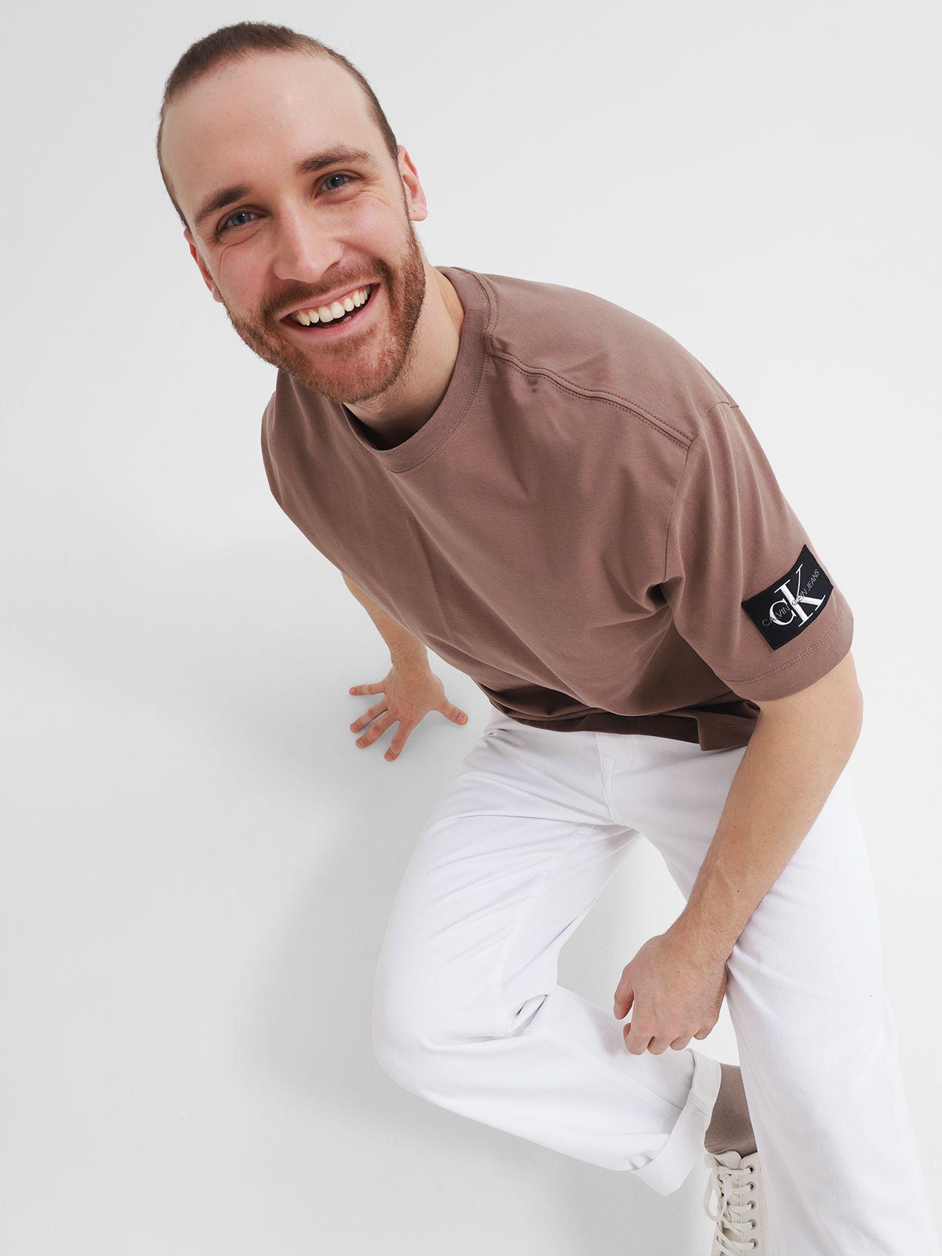 Camiseta con insignia oversized Café Calvin Klein-2