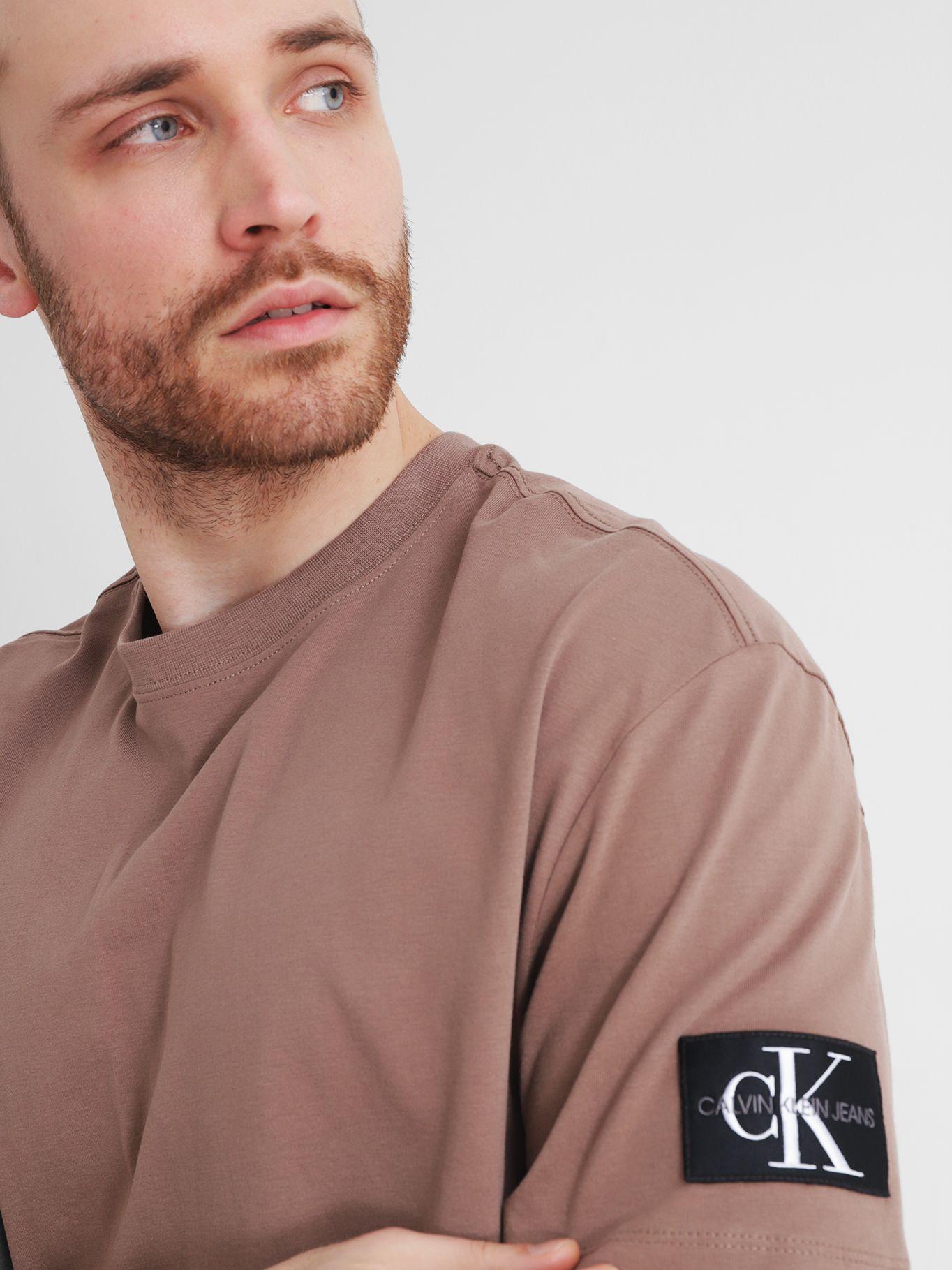 Camiseta con insignia oversized Café Calvin Klein-4