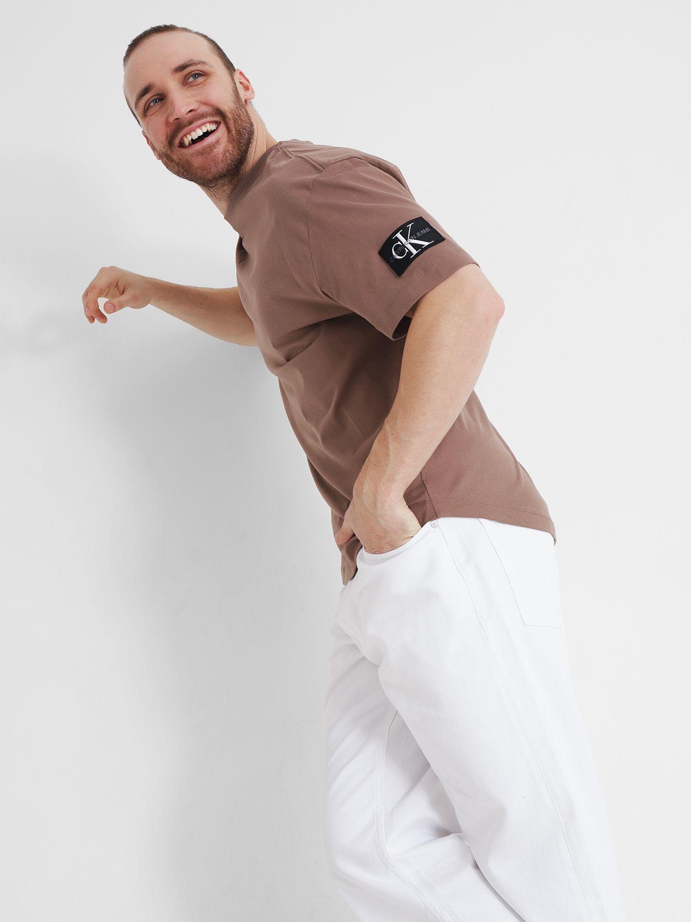 Camiseta con insignia oversized Café Calvin Klein-3