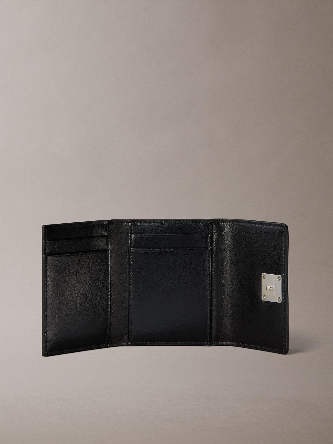 Billetera de Plegado Triple de Cuero Negro Calvin Klein-2