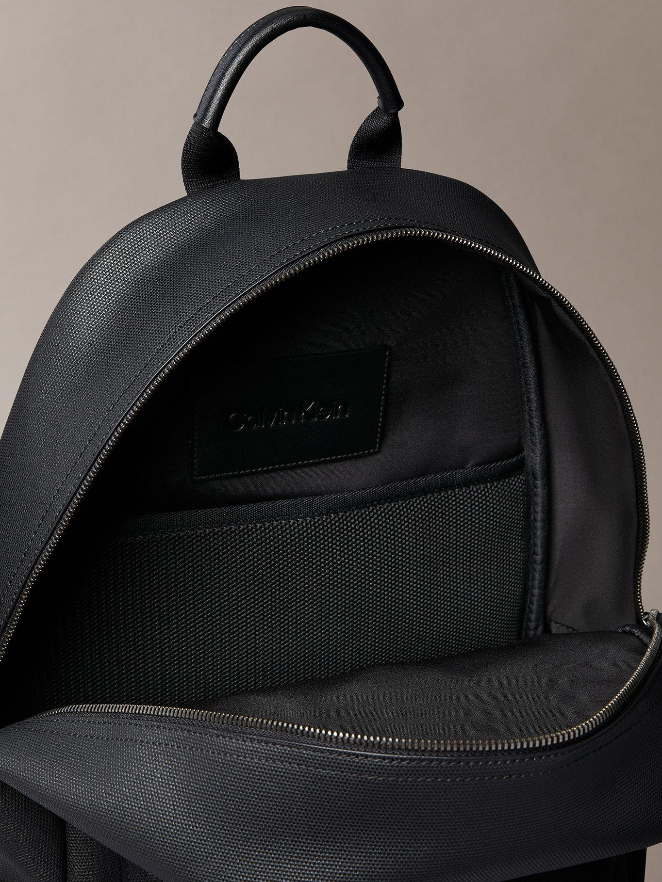 Mochila Redonda con Insignia Negro Calvin Klein-2