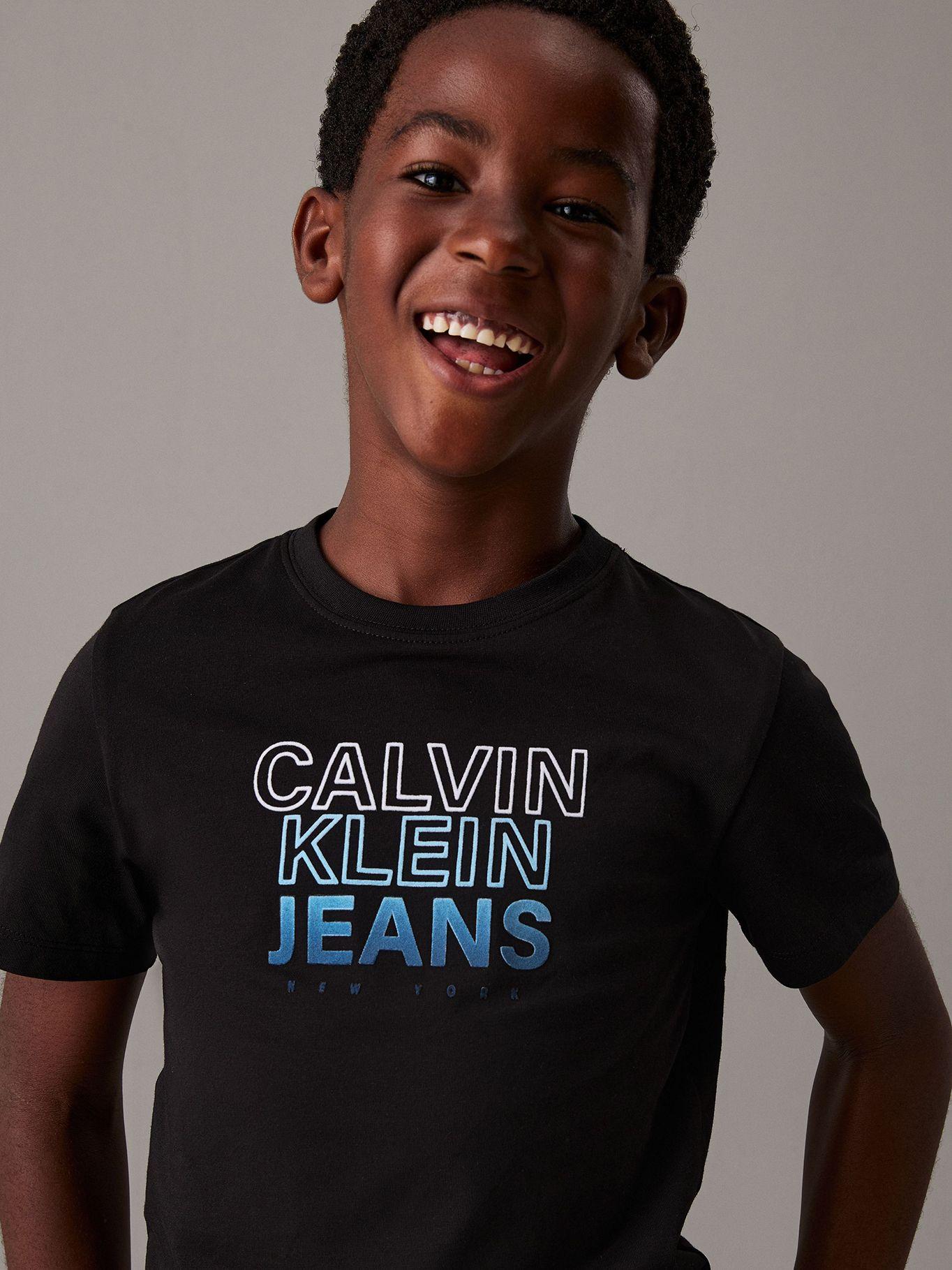 Polera Niño Gradient Flock Logo Negro Calvin Klein-3