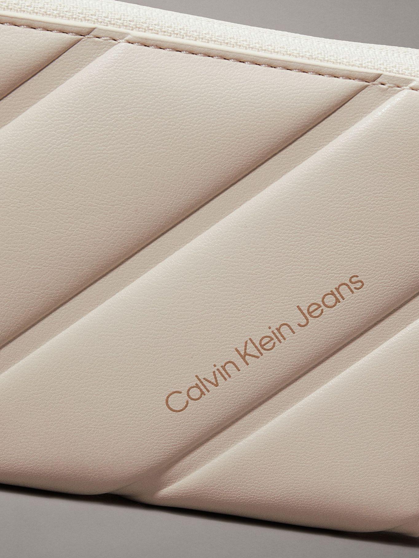 Billetera Quilted Zip Around Beige Calvin Klein-3
