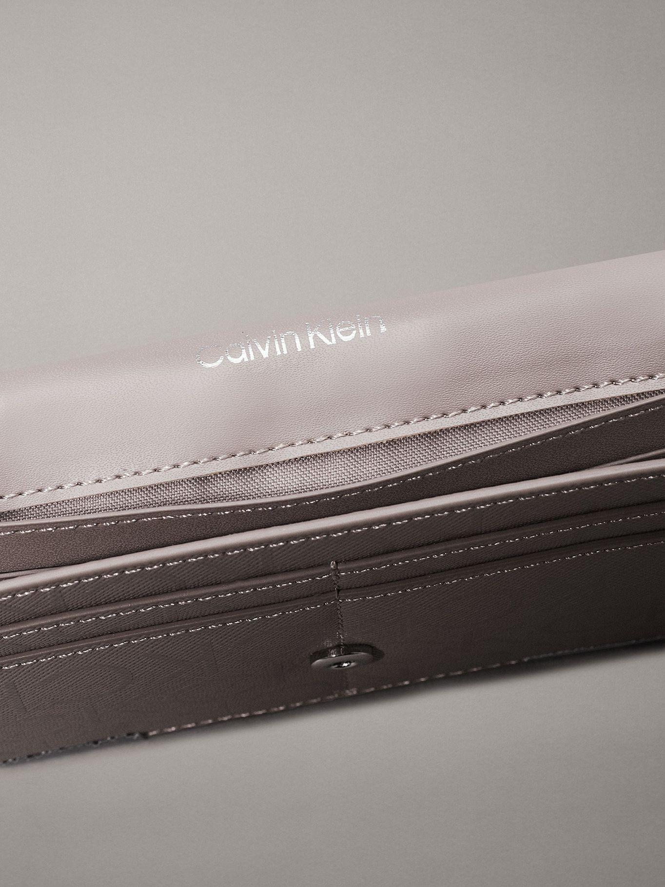 Billetera CK Linear Large Gris Calvin Klein-2