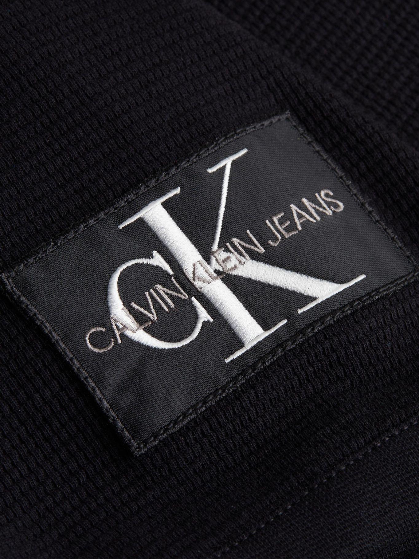 Polera Monogram Badge Negro Calvin Klein-1