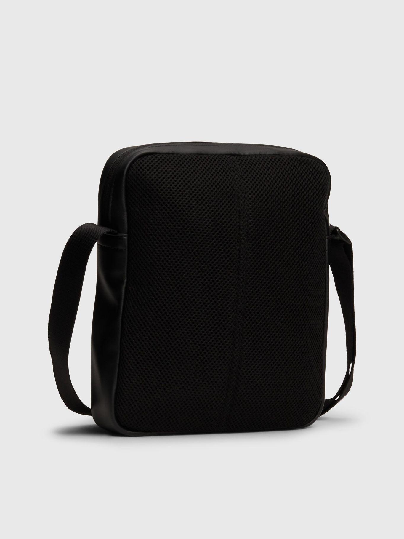 Bolso Reporter Monogram Soft  22 Negro Calvin Klein-1