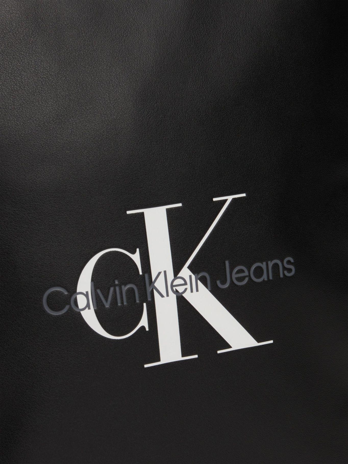 Bolso Reporter Monogram Soft  22 Negro Calvin Klein-2