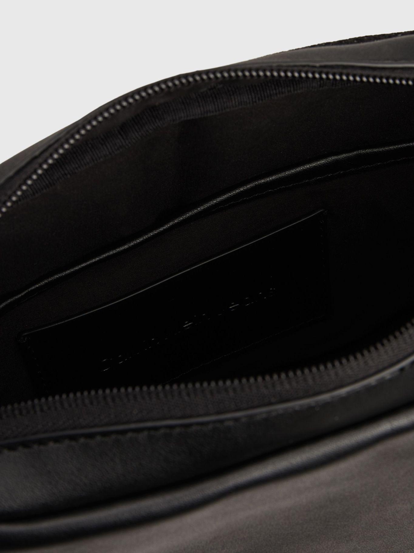 Bolso Reporter Monogram Soft  22 Negro Calvin Klein-3