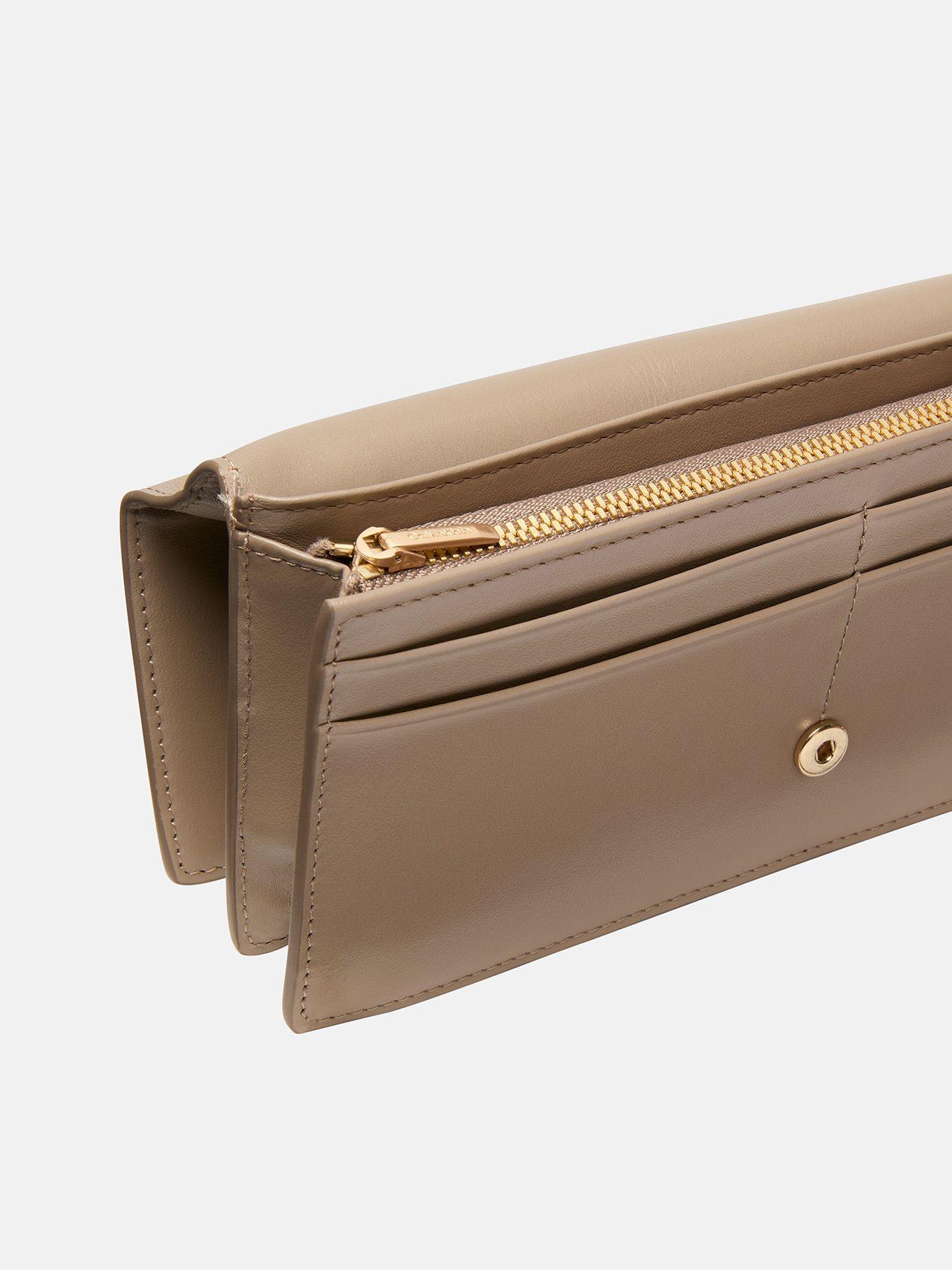 Billetera Plegada de Cuero Monograma Beige Calvin Klein-3