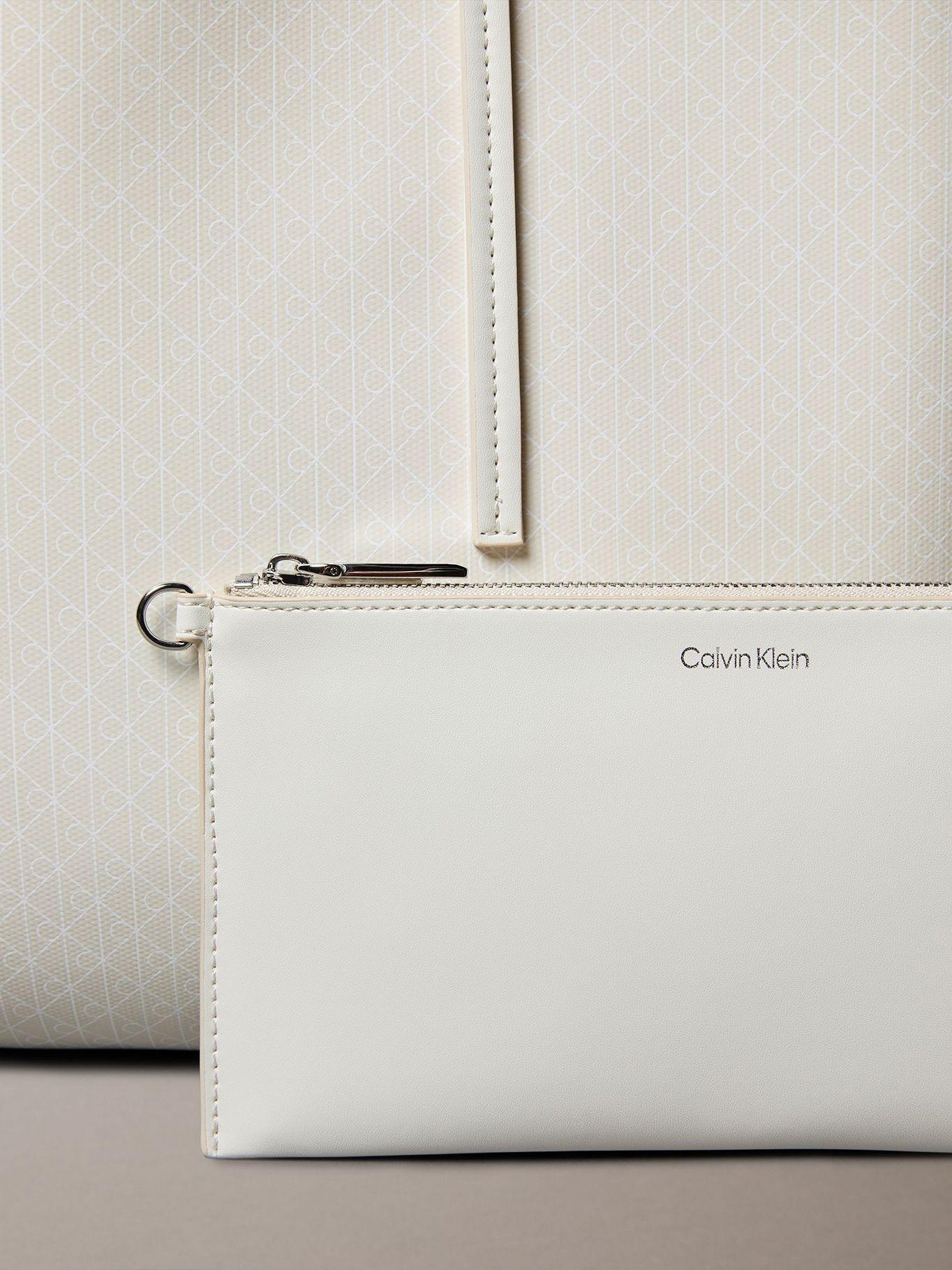 Cartera Tote Estampado y Monograma Blanco Calvin Klein-4