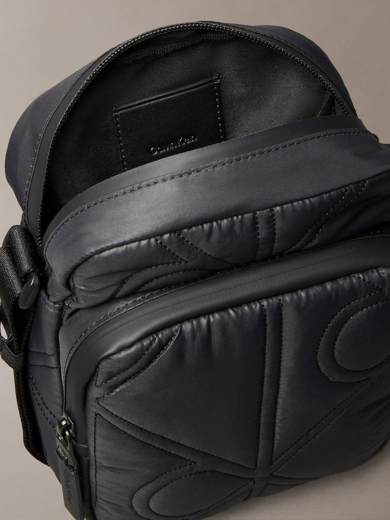 Bolso Reporter Acolchado Monograma Negro Calvin Klein-2