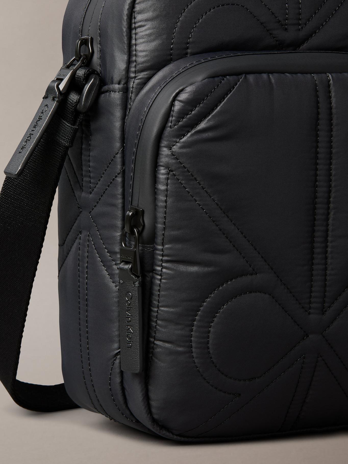 Bolso Reporter Acolchado Monograma Negro Calvin Klein-3