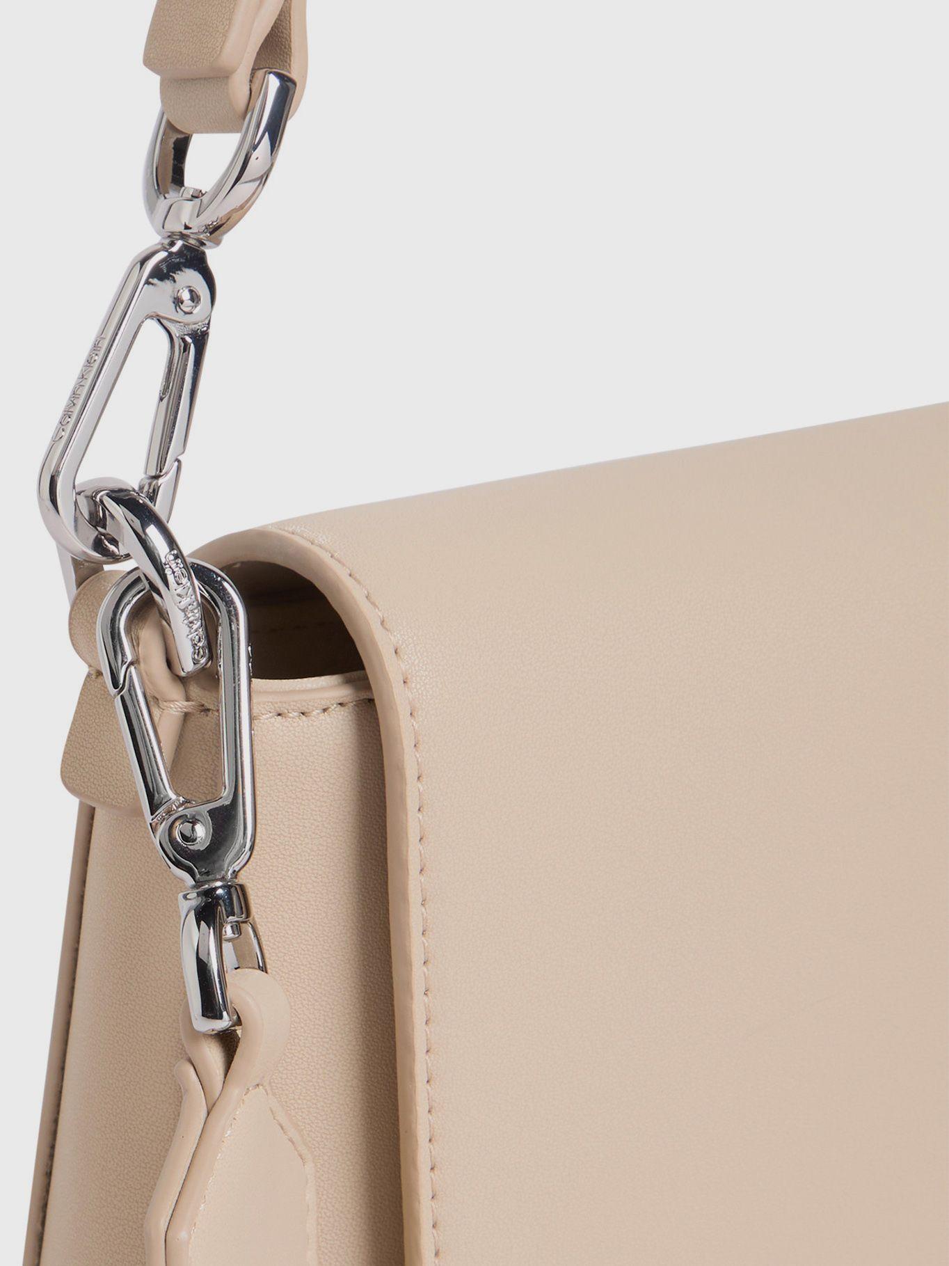 Cartera Ck Must Beige Calvin Klein-3